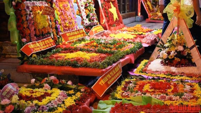 Những bè hoa tươi được chuẩn bị để thả xuống sông thay lời tri ân gửi tới những chiến sĩ đã anh dũng hi sinh.