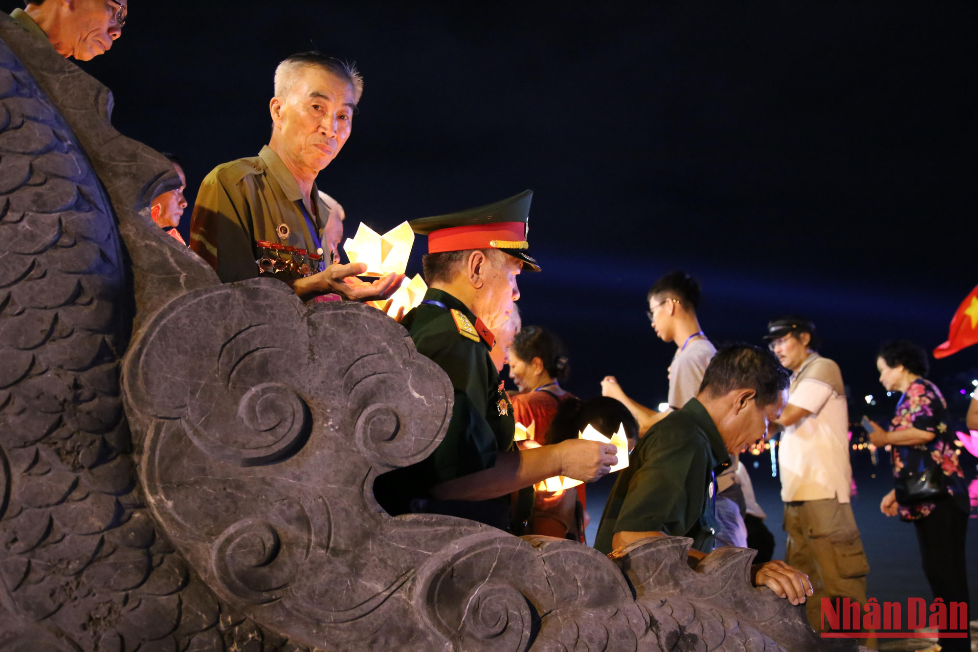 Cựu chiến binh, người dân, du khách,... thả hoa đăng tri ân, tưởng nhớ những chiến sĩ &quot;Có tuổi 20 thành sóng nước, Vỗ yên bờ bãi mãi ngàn năm&quot;.