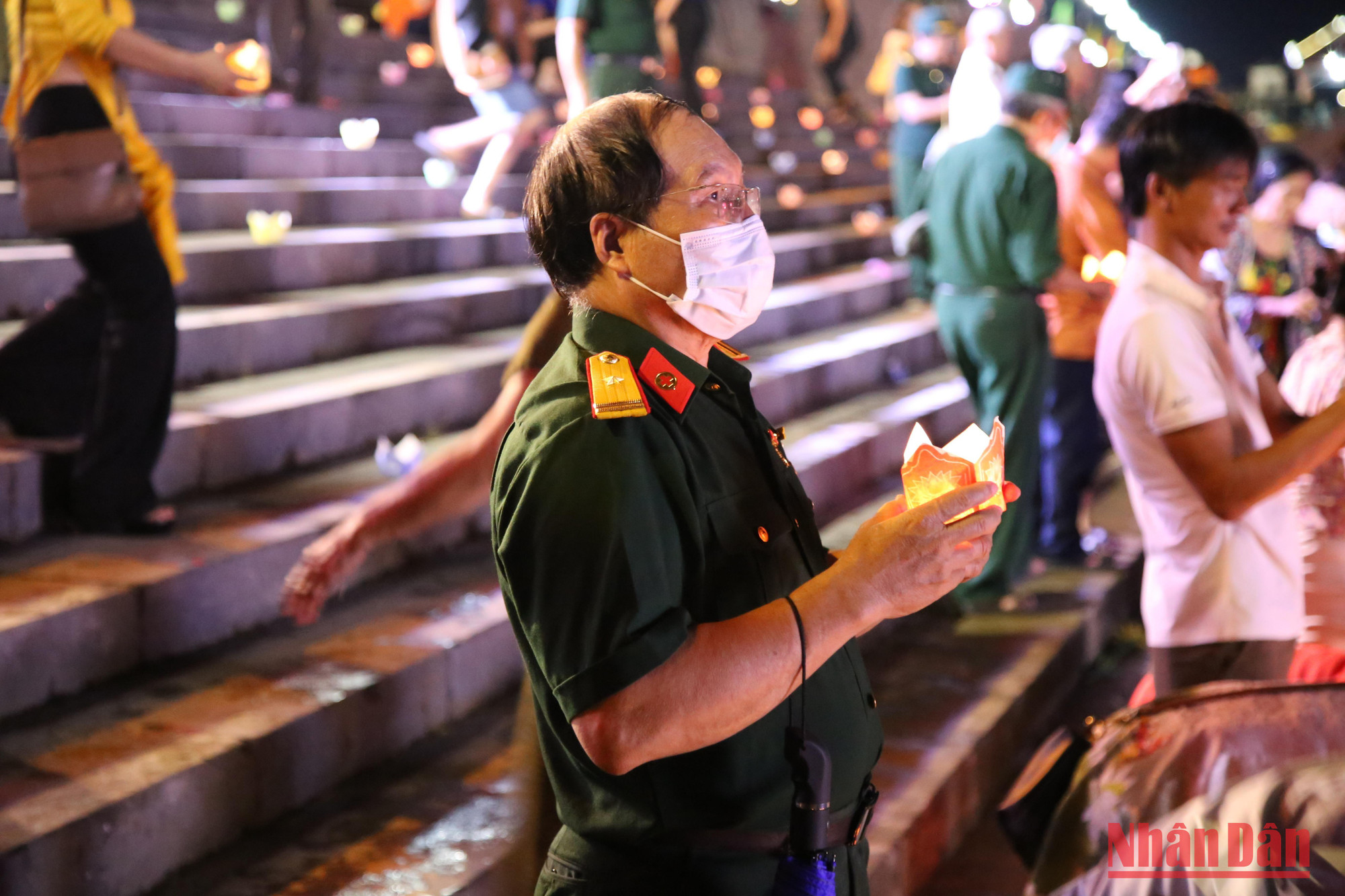 Người lính năm xưa có dịp trở lại &quot;dòng sông máu&quot; một thời, xúc động nhớ về những đồng đội nằm lại dưới dòng sông quê hương.