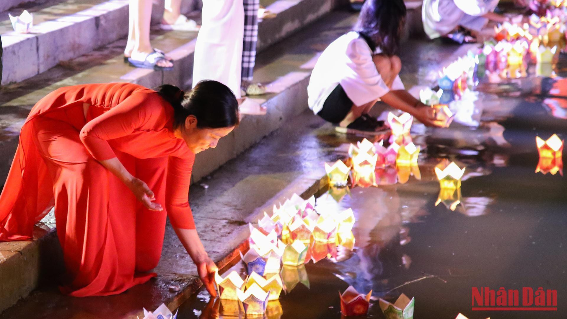 Thả đèn tri ân là hoạt động đầy ý nghĩa, nhằm khẳng định đạo lý &quot;đời đời nhớ ơn các anh hùng liệt sĩ&quot;.