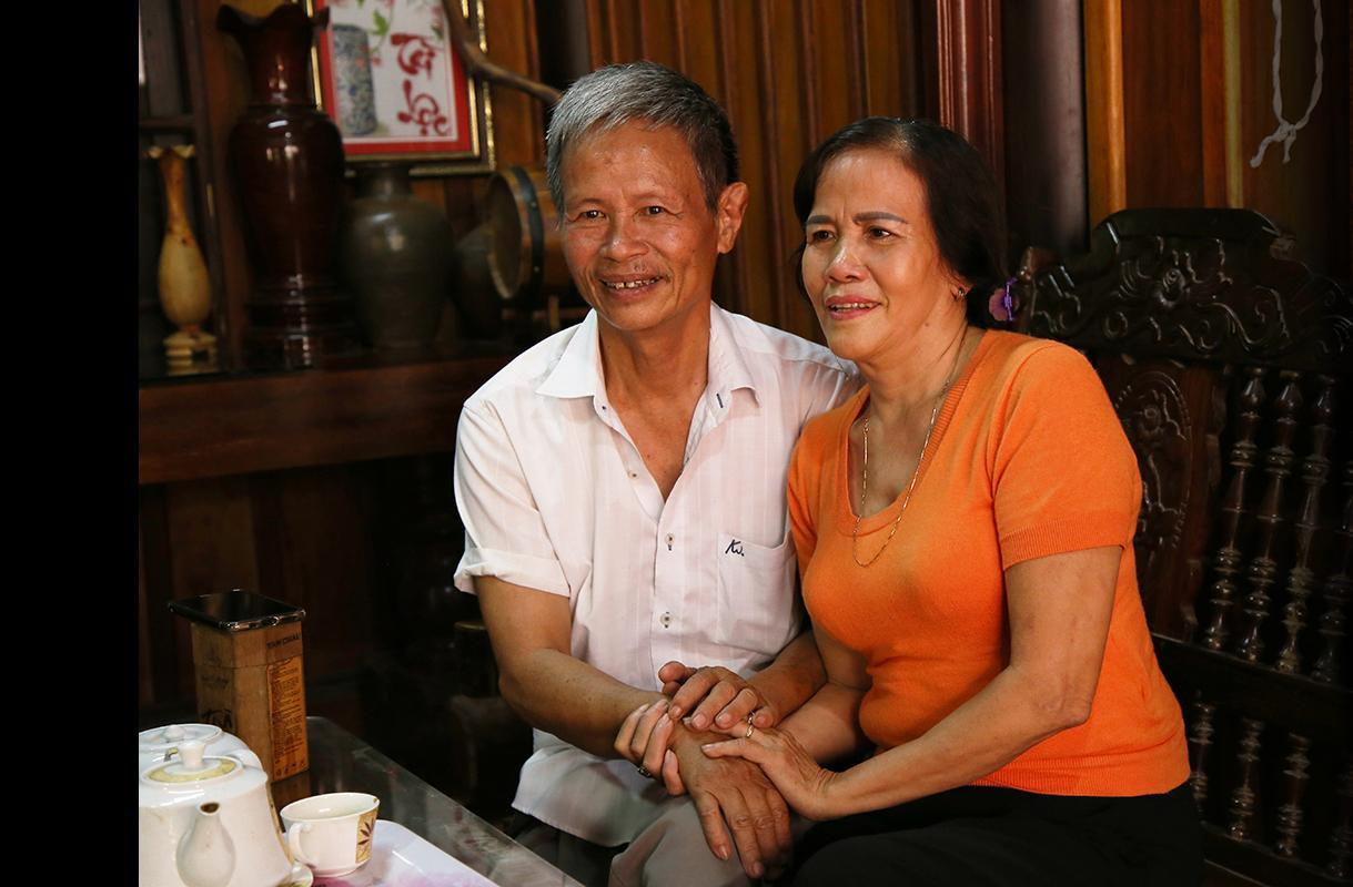 Bà Hoa nắm chặt đôi bàn tay chồng và không kìm được nước mắt xúc động