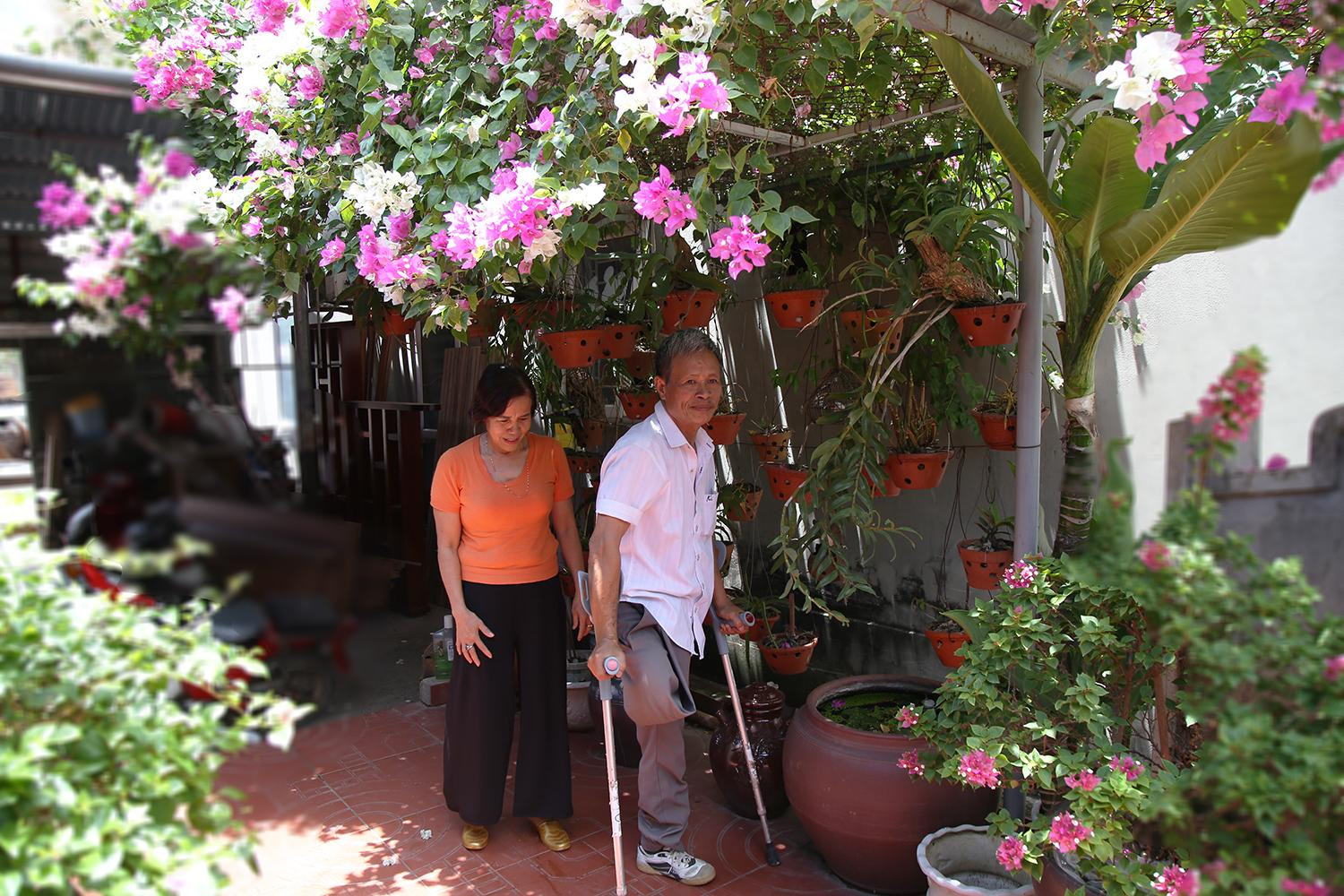 39 năm qua, bà Hoa luôn hỗ trợ chồng mọi việc trong cuộc sống.