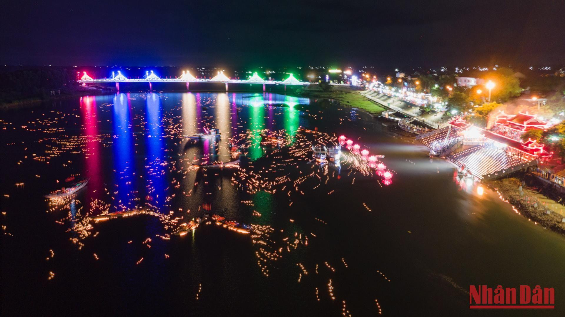 Hàng vạn đèn hoa đăng trôi trên mặt nước mang theo tình cảm của người dân gửi tới các anh hùng liệt sĩ.