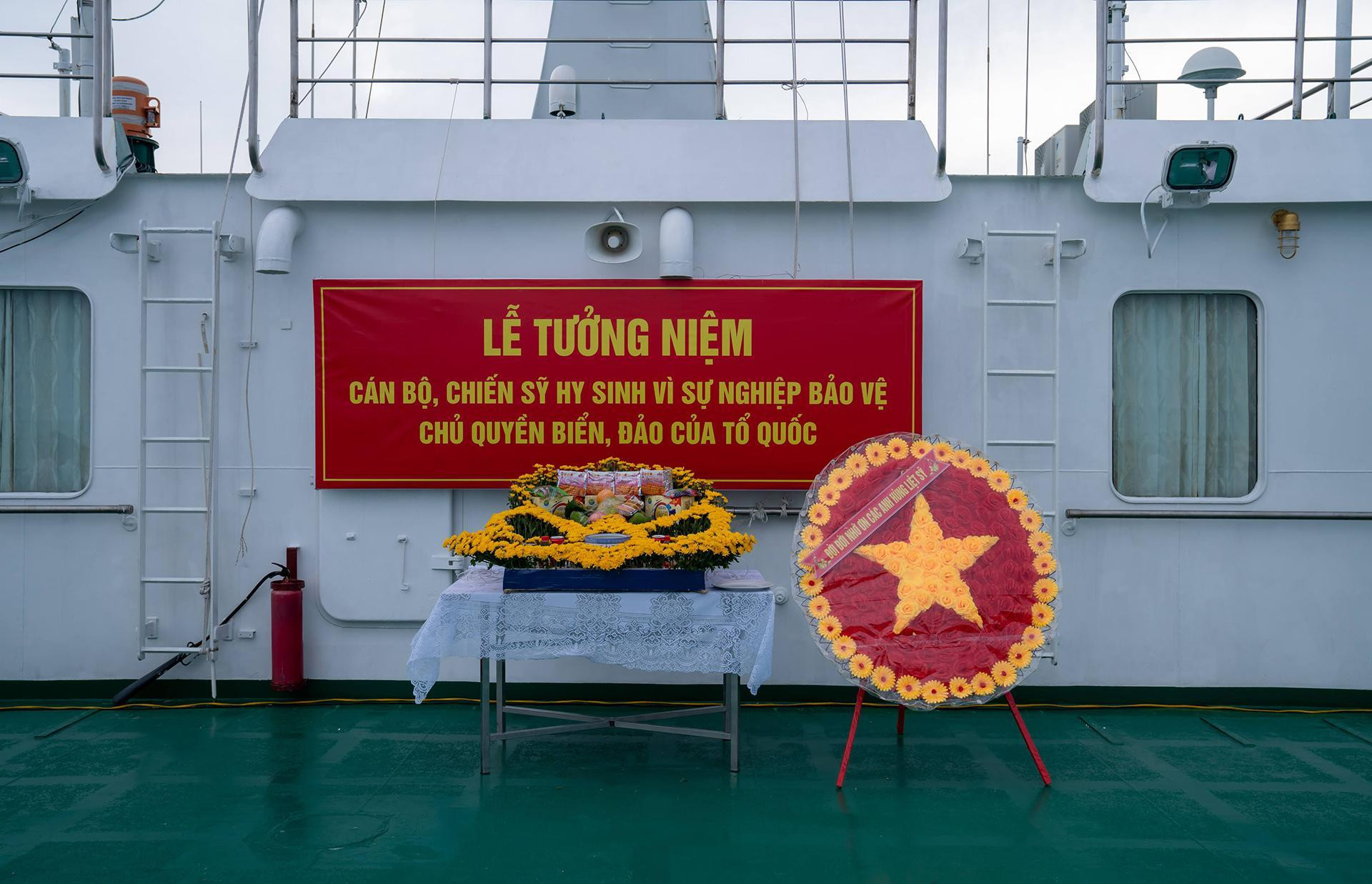 Lễ tưởng niệm được tổ chức trên boong dạo của Tàu 571 chuyên chở Đoàn công tác số 10 (năm 2022) ra thăm quân và dân trên các đảo thuộc Huyện đảo Trường Sa, tỉnh Khánh Hòa.