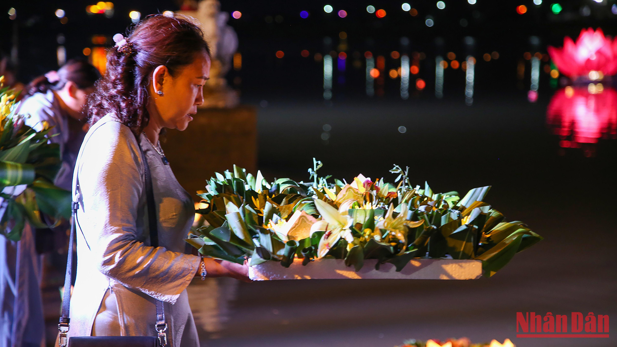 Đến với &quot;Đêm hoa đăng&quot;, người dân thành kính dâng bè hoa tươi cùng lòng biết ơn vô hạn gửi tới các anh hùng liệt sĩ.