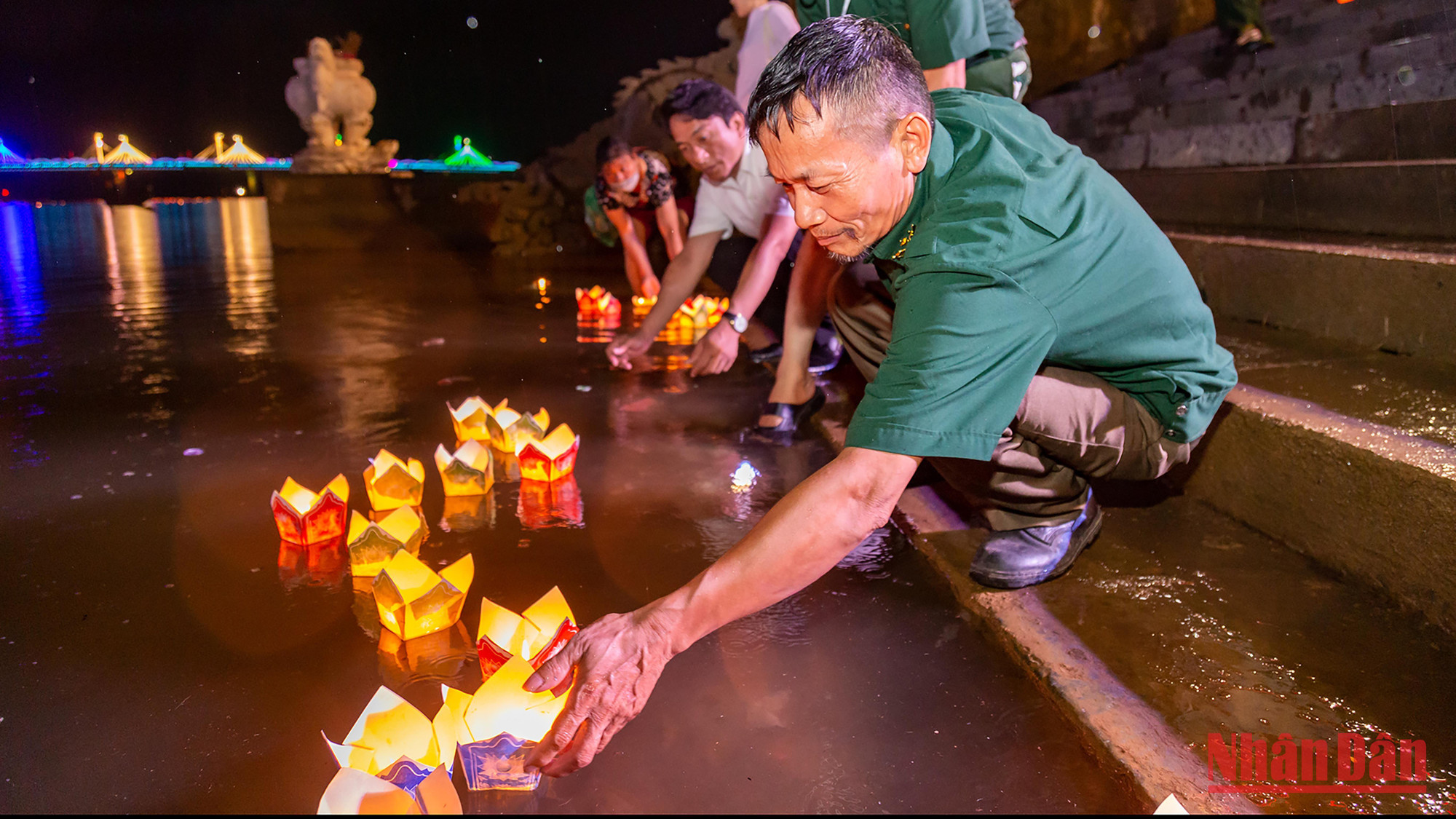 Thả hoa đăng gửi chút tâm tình tới người đồng đội năm xưa.