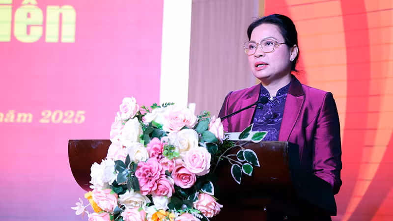 Đồng chí Hà Thị Nga, Ủy viên Trung ương Đảng, Bí thư Tỉnh ủy, Trưởng Đoàn đại biểu Quốc hội tỉnh Tuyên Quang phát biểu tại buổi lễ.