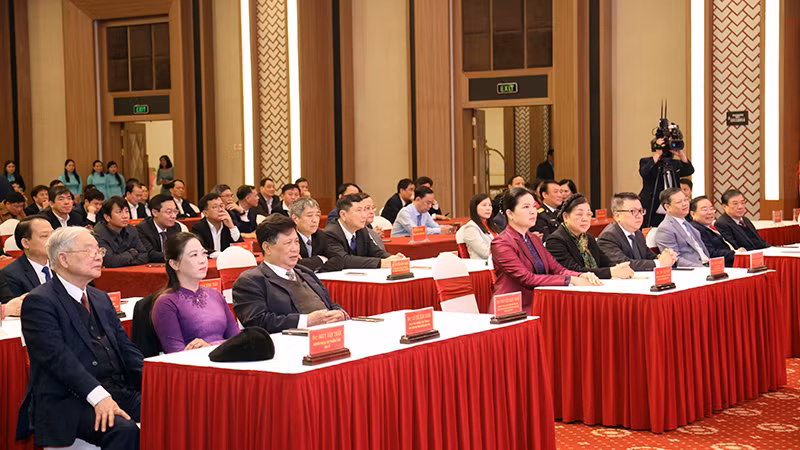 Các đại biểu tham dự buổi lễ.