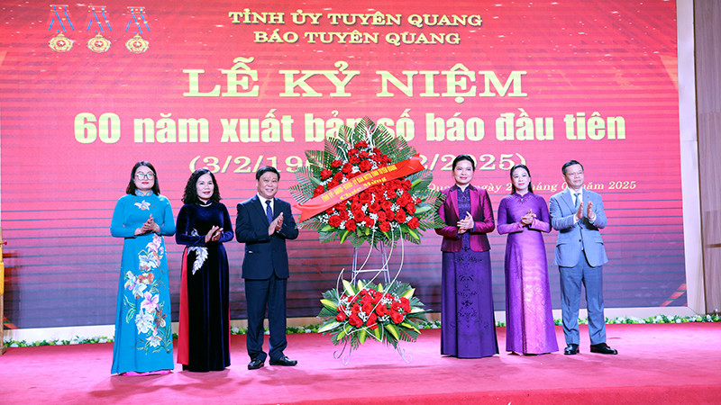 Lãnh đạo tỉnh Tuyên Quang tặng hoa chúc mừng Báo Tuyên Quang. Lãnh đạo tỉnh Tuyên Quang tặng hoa chúc mừng Báo Tuyên Quang.