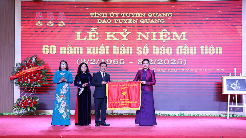 Đồng chí Đồng chí Hà Thị Nga, Ủy viên Trung ương Đảng, Bí thư Tỉnh ủy, Trưởng Đoàn đại biểu Quốc hội tỉnh Tuyên Quang trao Cờ thi đua của Thủ tướng Chính phủ cho lãnh đạo Báo Tuyên Quang. Đồng chí Đồng chí Hà Thị Nga, Ủy viên Trung ương Đảng, Bí thư Tỉnh ủy, Trưởng Đoàn đại biểu Quốc hội tỉnh Tuyên Quang trao Cờ thi đua của Thủ tướng Chính phủ cho lãnh đạo Báo Tuyên Quang.