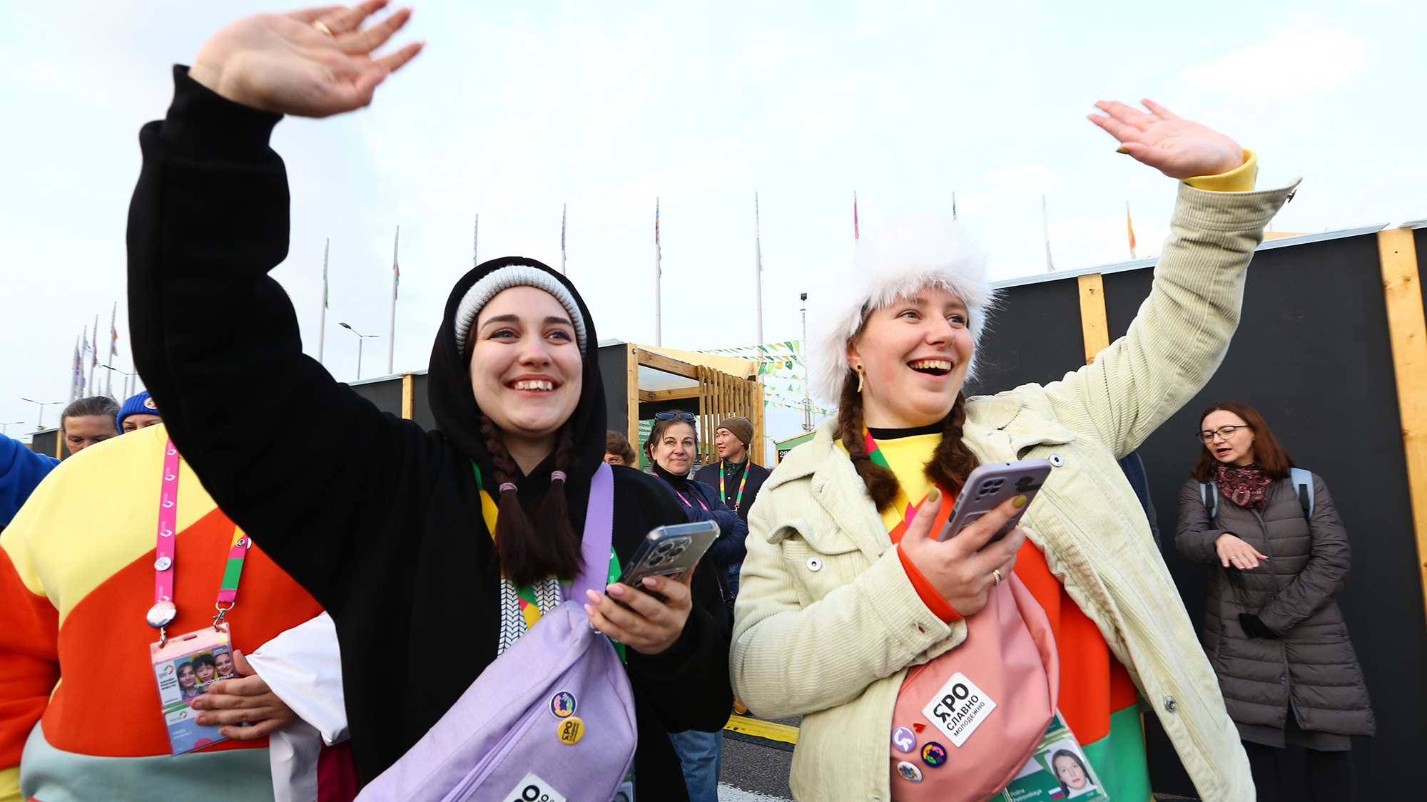 “Việt Nam tuyệt vời! Tôi yêu Việt Nam, tôi yêu Chủ tịch Hồ Chí Minh!”, nhiều người không giấu nổi cảm xúc khi chào đón Đoàn Việt Nam.