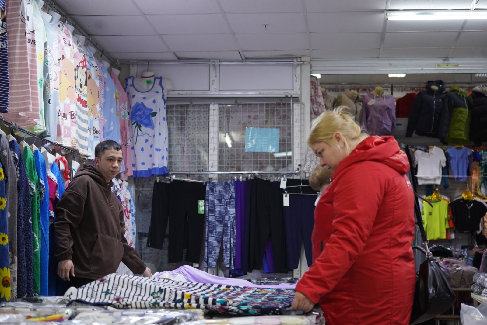 Quân bán hàng tại chợ. (Ảnh: THANH THỂ) Quân bán hàng tại chợ. (Ảnh: THANH THỂ)