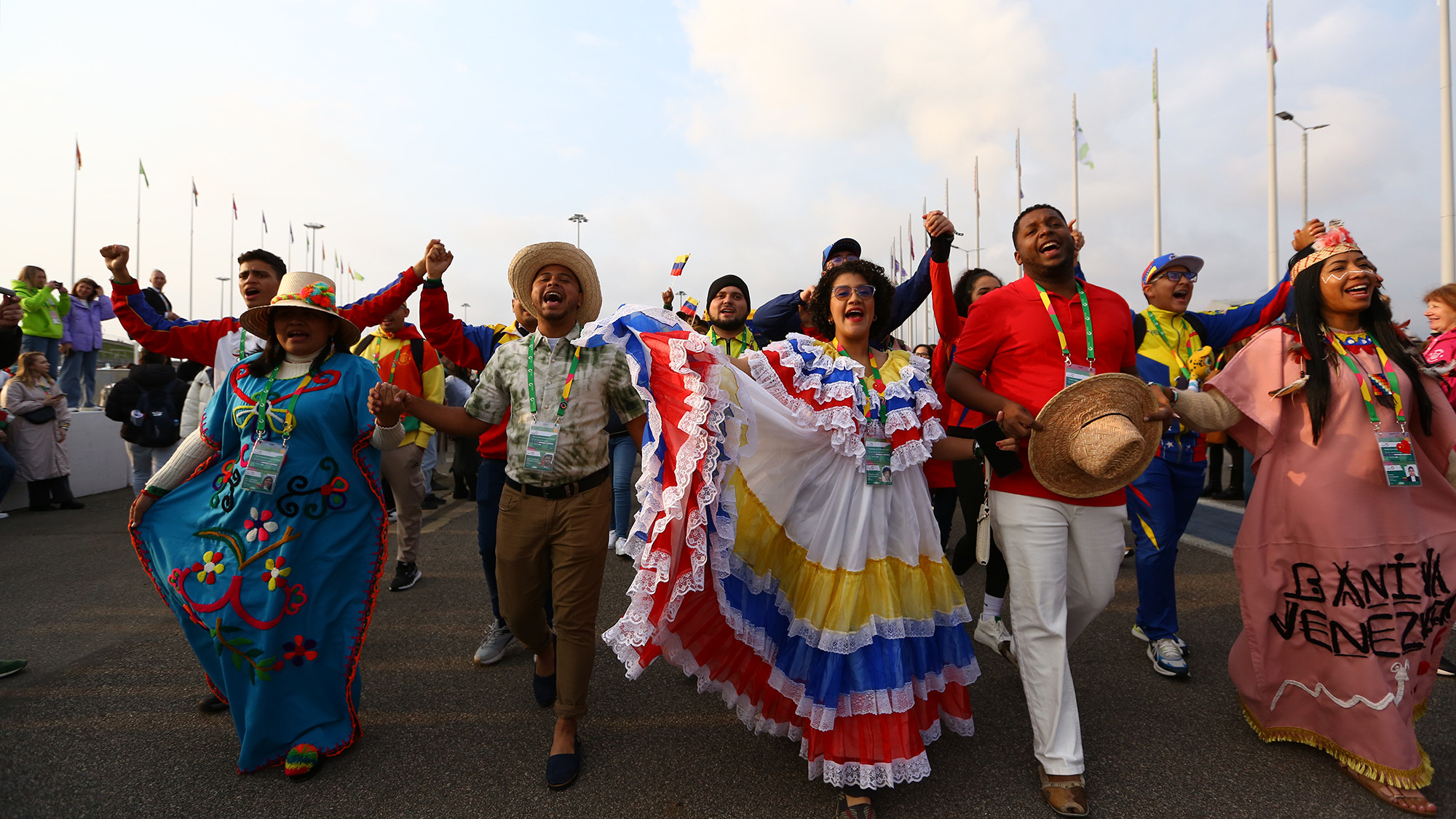 Đoàn đại biểu đến từ các quốc gia khác nhau mặc trang phục bắt mắt, diễu hành cùng quốc kỳ dọc theo địa điểm diễn ra Liên hoan Thanh niên Thế giới 2024.