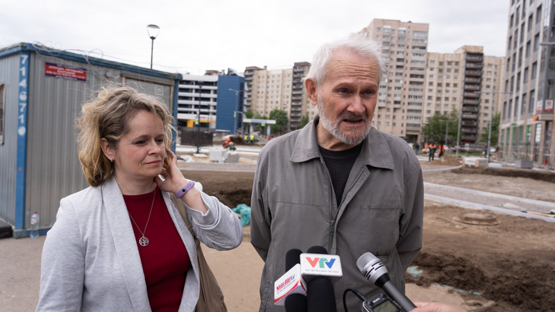 Ông Chernov và con gái, cũng là đồng nghiệp của ông. (Ảnh: THANH THỂ)