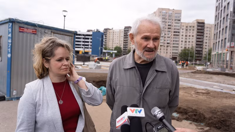 Ông Chernov và con gái, cũng là đồng nghiệp của ông. (Ảnh: THANH THỂ)