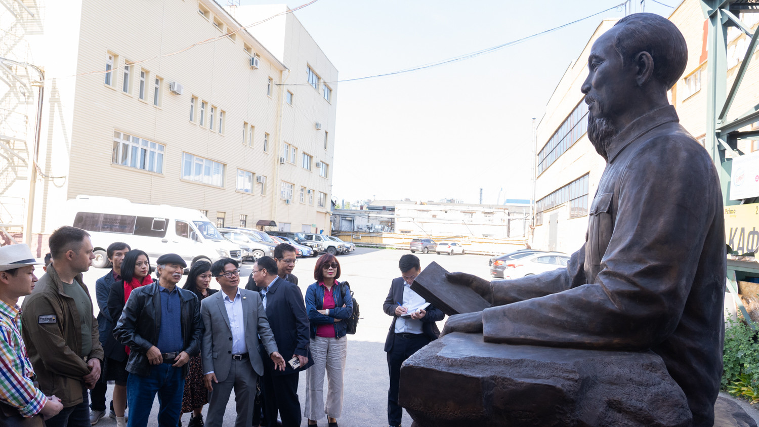 Tượng Bác cao 3 mét, chuẩn bị được đặt lên bệ cao 1,5 mét tại khuôn viên nơi giao nhau giữa con phố mang tên “Hồ Chí Minh” và đại lộ “Khai sáng” ở thành phố Saint Petersburg. Ảnh: (THANH THỂ)