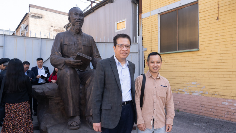 Ông Nguyễn Văn Võ, nhà điêu khắc, tác giả bức tượng và Đại sứ Việt Nam tại Nga Đặng Minh Khôi. (Ảnh: THANH THỂ)