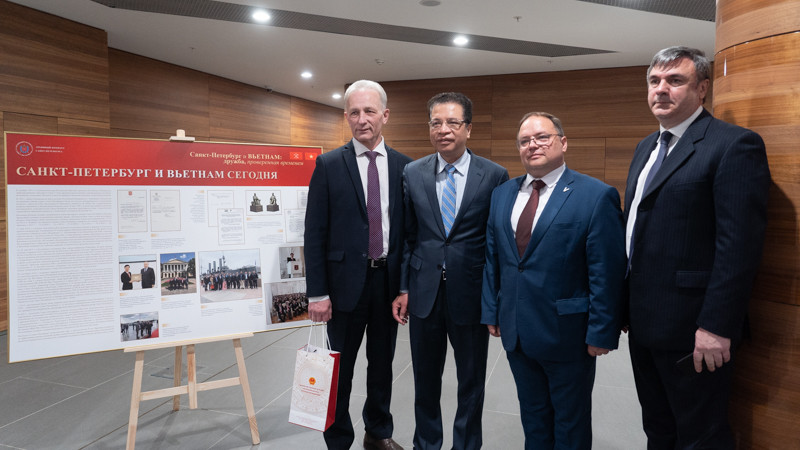 Chủ tịch Ủy ban Lưu trữ Saint Petersburg Petr Tishchenko (thứ hai từ phải sang) và Phó Chủ tịch Ủy ban Đối ngoại Saint Petersburg Vyacheslav Kalganov (ngoài cùng bên phải). (Ảnh: THANH THỂ)