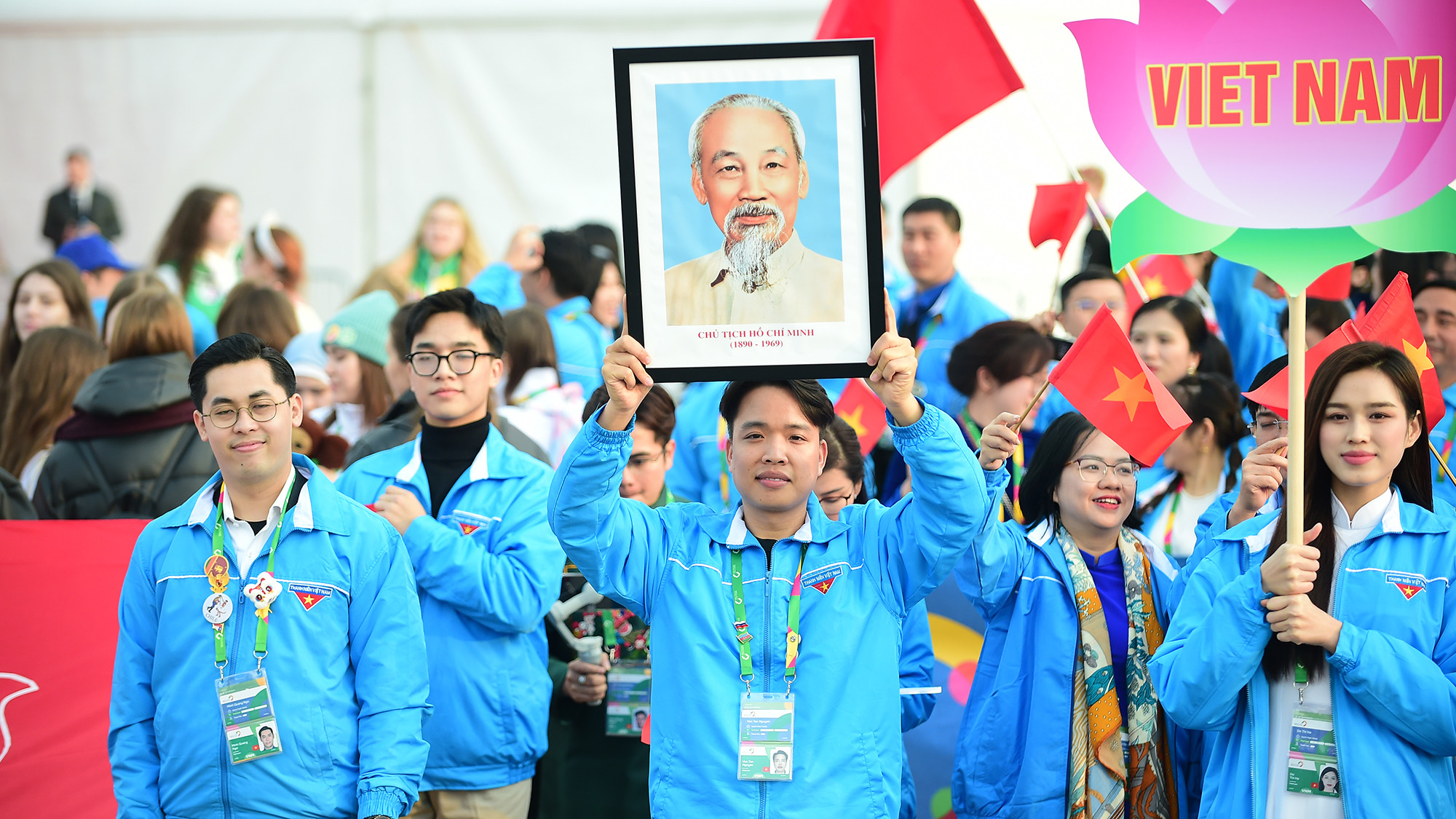 Đoàn vừa đi vừa hát vang ca khúc ca ngợi quê hương, đất nước, Chủ tịch Hồ Chí Minh. Nhiều người xem đứng hai bên đường vẫy tay, hô vang hai tiếng "Việt Nam" khi Đoàn đi qua. Nhiều người hát theo “Việt Nam, Hồ Chí Minh! Việt Nam, Hồ Chí Minh!” cùng những bước đi của Đoàn.