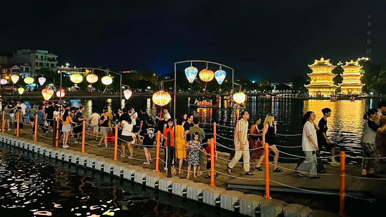 Kỳ nghỉ lễ 30/4 và 1/5 năm nay, Ninh Bình kỳ vọng đón 550 nghìn lượt khách, tăng hơn 60% so với cùng kỳ năm 2023, trong đó có 45 nghìn lượt khách quốc tế. Doanh thu ước đạt 520 tỷ đồng. Kỳ nghỉ lễ 30/4 và 1/5 năm nay, Ninh Bình kỳ vọng đón 550 nghìn lượt khách, tăng hơn 60% so với cùng kỳ năm 2023, trong đó có 45 nghìn lượt khách quốc tế. Doanh thu ước đạt 520 tỷ đồng.