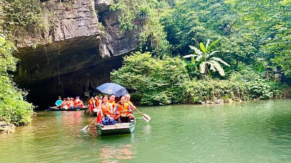Tham quan vườn Chim-Thung Nham du khách được tham quan nhiều điểm du lịch hấp dẫn như: Cây đa di chuyển-Cây duối nghìn năm, thưởng thức trái cây của Khu miệt vườn, Thung lũng tình yêu, Động Vái Giời-Hang Bụt-Động Tiên Cá-Động Thủy Cung-Động Ba Cô-Rừng nguyên sinh trên núi đá vôi. Tham quan vườn Chim-Thung Nham du khách được tham quan nhiều điểm du lịch hấp dẫn như: Cây đa di chuyển-Cây duối nghìn năm, thưởng thức trái cây của Khu miệt vườn, Thung lũng tình yêu, Động Vái Giời-Hang Bụt-Động Tiên Cá-Động Thủy Cung-Động Ba Cô-Rừng nguyên sinh trên núi đá vôi.