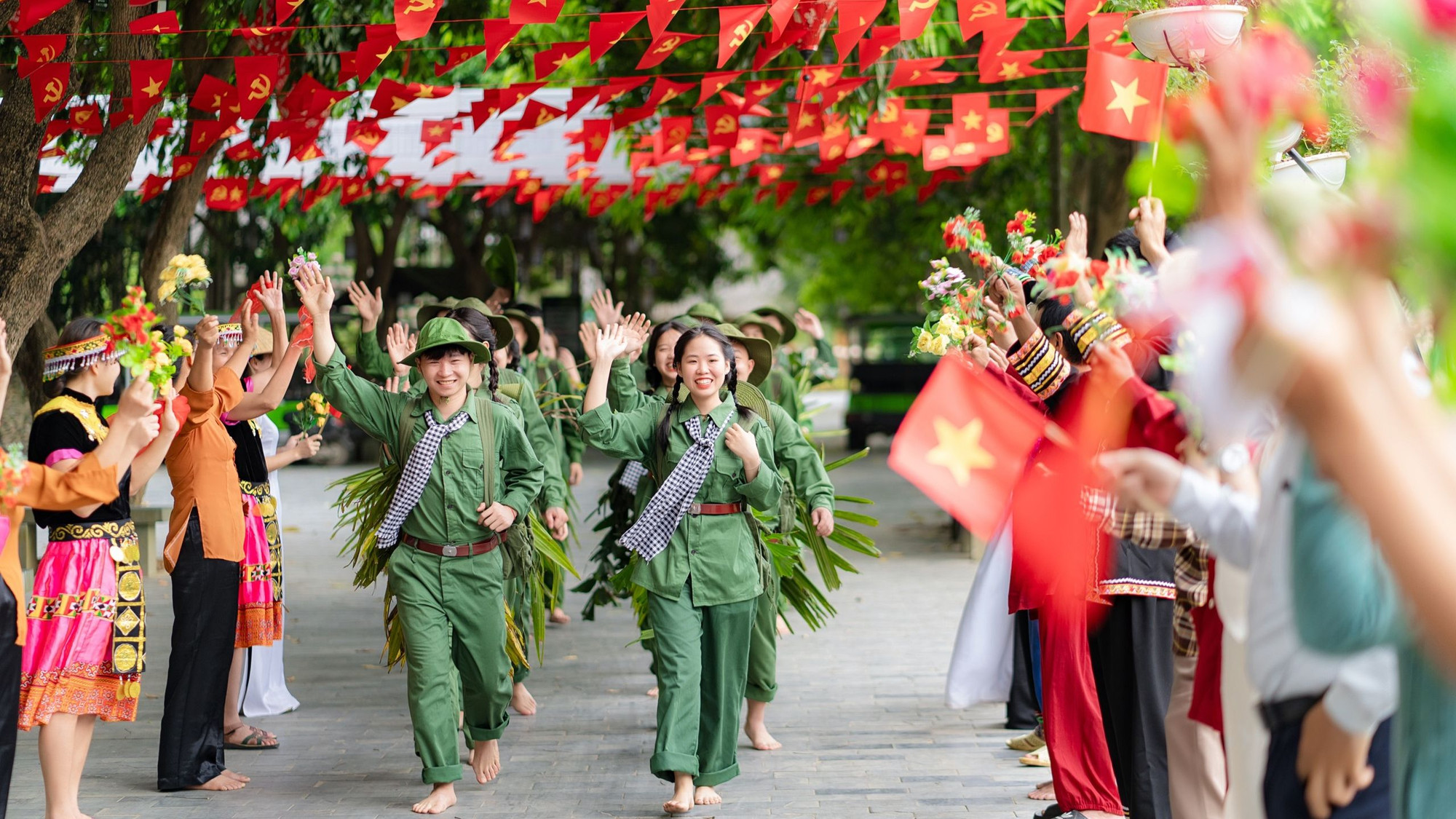 Trên diện tích 3.250m2, với chủ đề "Hướng về tháng 5 lịch sử", khu du lịch sinh thái Thung Nham tái hiện suốt cả tháng 5 những ký ức sống động của thời kỳ chiến tranh xưa. (Ảnh: Trường Huy) Trên diện tích 3.250m2, với chủ đề "Hướng về tháng 5 lịch sử", khu du lịch sinh thái Thung Nham tái hiện suốt cả tháng 5 những ký ức sống động của thời kỳ chiến tranh xưa. (Ảnh: Trường Huy)