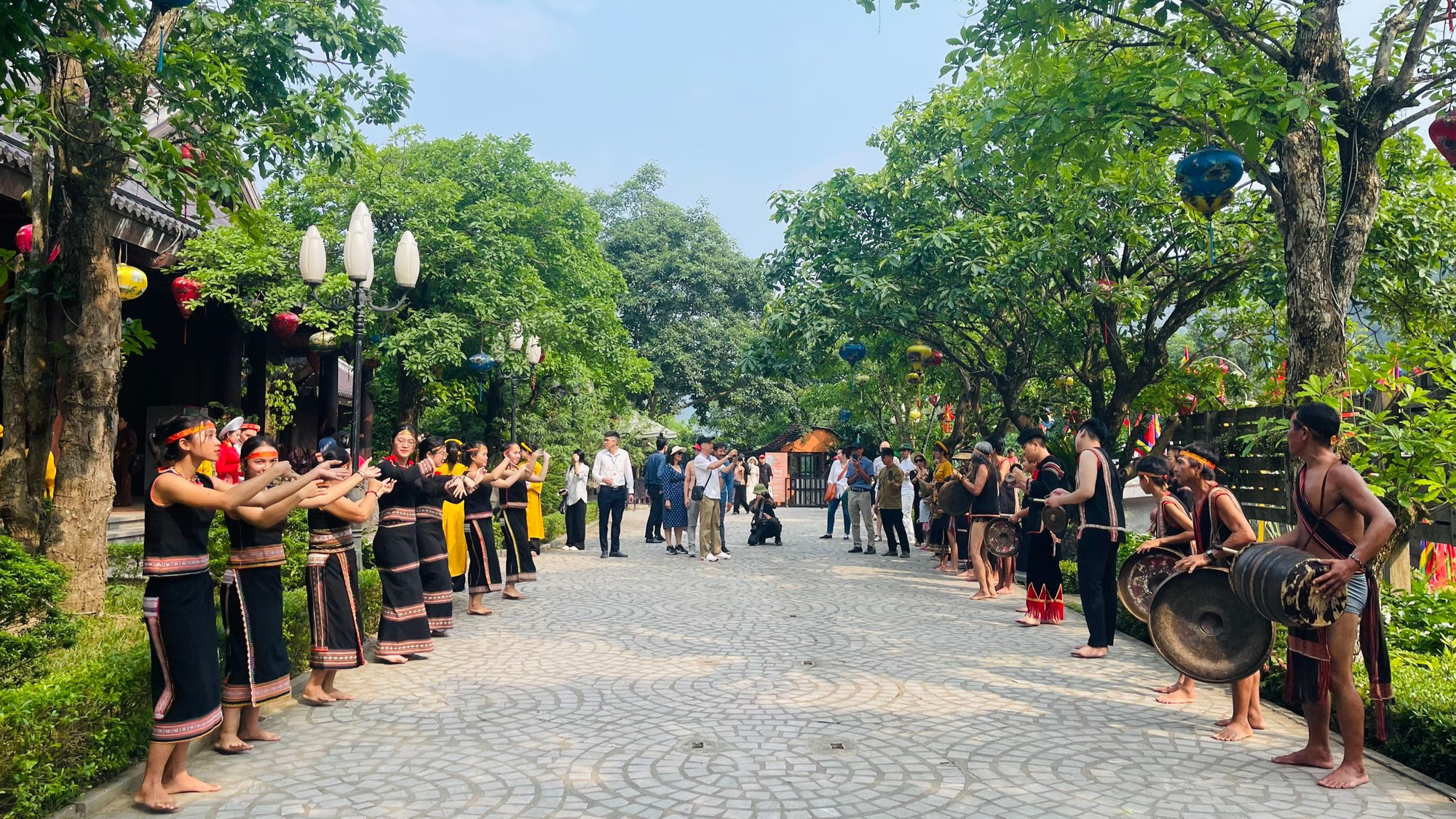 Bên cạnh việc khai thác các yếu tố lịch sử thì những sản phẩm du lịch văn hóa cũng thu hút được sự quan tâm và kéo dài thời gian lưu trú của du khách ở Ninh Bình trong dịp nghỉ lễ này. Bên cạnh việc khai thác các yếu tố lịch sử thì những sản phẩm du lịch văn hóa cũng thu hút được sự quan tâm và kéo dài thời gian lưu trú của du khách ở Ninh Bình trong dịp nghỉ lễ này.