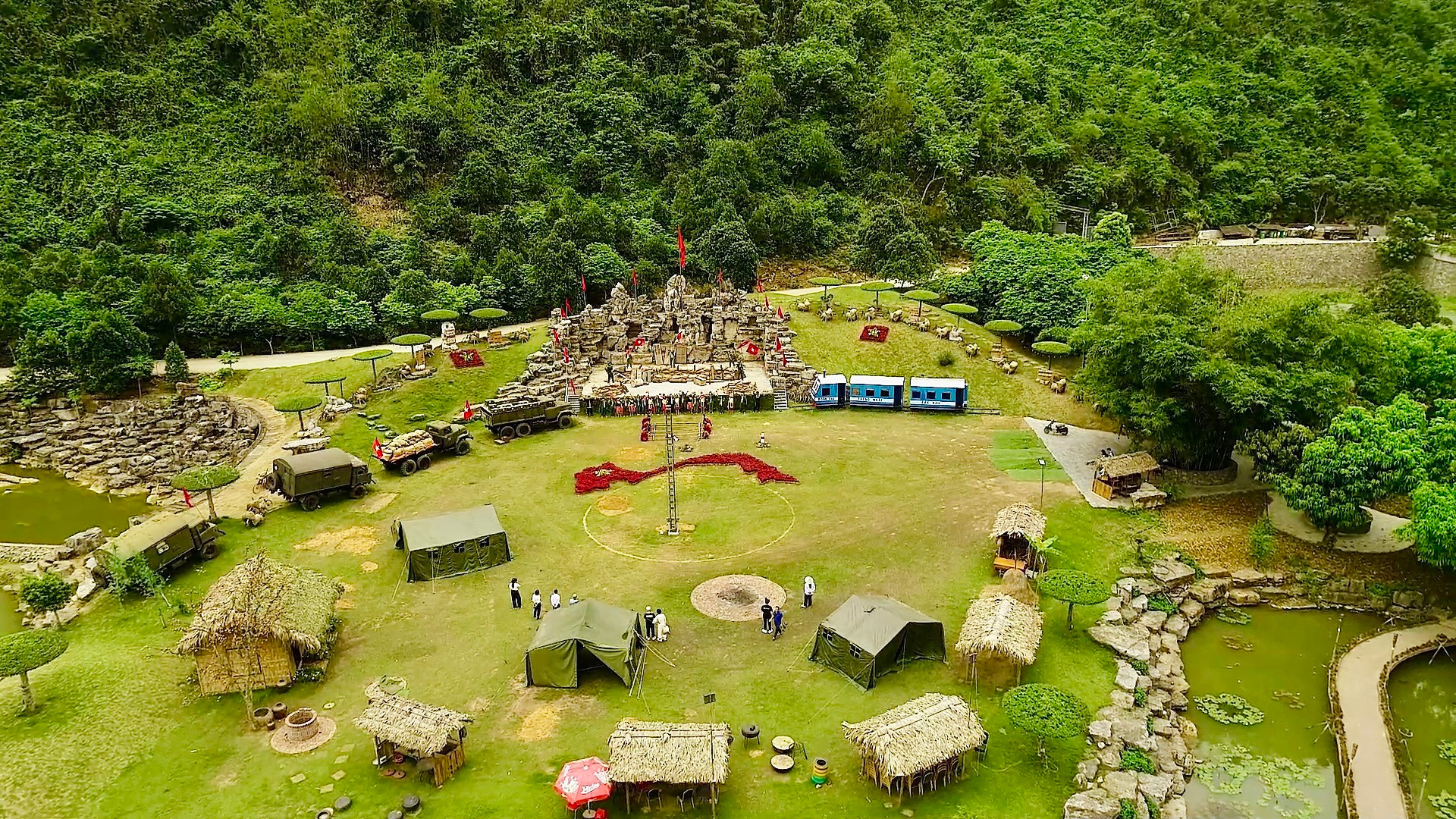 Những chiếc xe tải đạn, vũ khí, lương thực, đoàn tàu thống nhất Bắc-Nam, hình ảnh những chiến sĩ Quân đội nhân dân được tái hiện, sắp xếp một cách hợp lý, hài hòa với thiên nhiên, tạo nên một bức tranh sống động về một thời hoa lửa rất đỗi tự hào của quân và dân ta. (Ảnh: Trường Huy) Những chiếc xe tải đạn, vũ khí, lương thực, đoàn tàu thống nhất Bắc-Nam, hình ảnh những chiến sĩ Quân đội nhân dân được tái hiện, sắp xếp một cách hợp lý, hài hòa với thiên nhiên, tạo nên một bức tranh sống động về một thời hoa lửa rất đỗi tự hào của quân và dân ta. (Ảnh: Trường Huy)