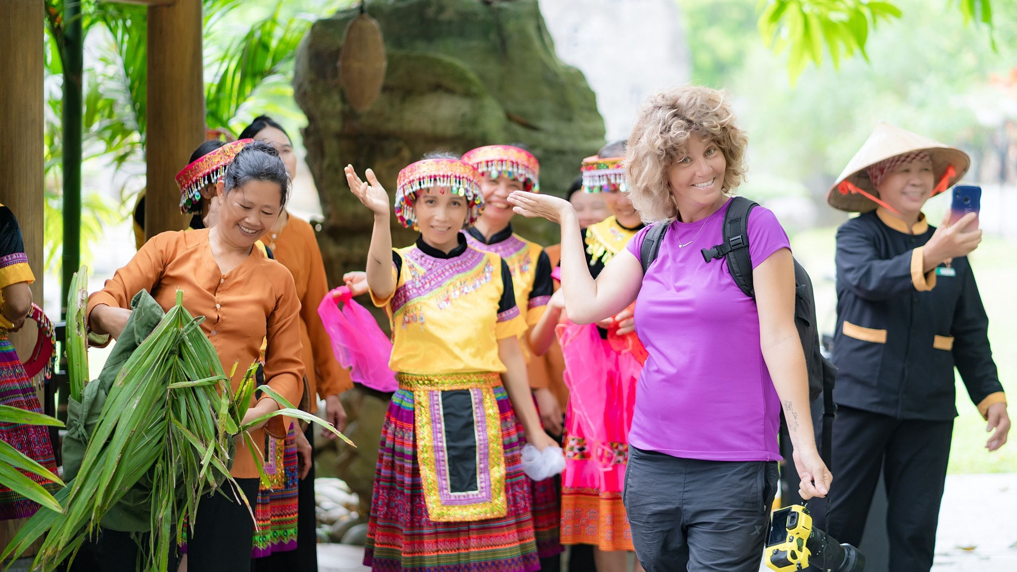 Nhiều du khách, đặc biệt là khách quốc tế rất hào hứng và phấn khởi khi được trải nghiệm không gian độc đáo, tái hiện lại lịch sử hào hùng và cuộc kháng chiến vĩ đại giành lại độc lập, tự do của dân tộc Việt Nam. (Ảnh: Trường Huy) Nhiều du khách, đặc biệt là khách quốc tế rất hào hứng và phấn khởi khi được trải nghiệm không gian độc đáo, tái hiện lại lịch sử hào hùng và cuộc kháng chiến vĩ đại giành lại độc lập, tự do của dân tộc Việt Nam. (Ảnh: Trường Huy)