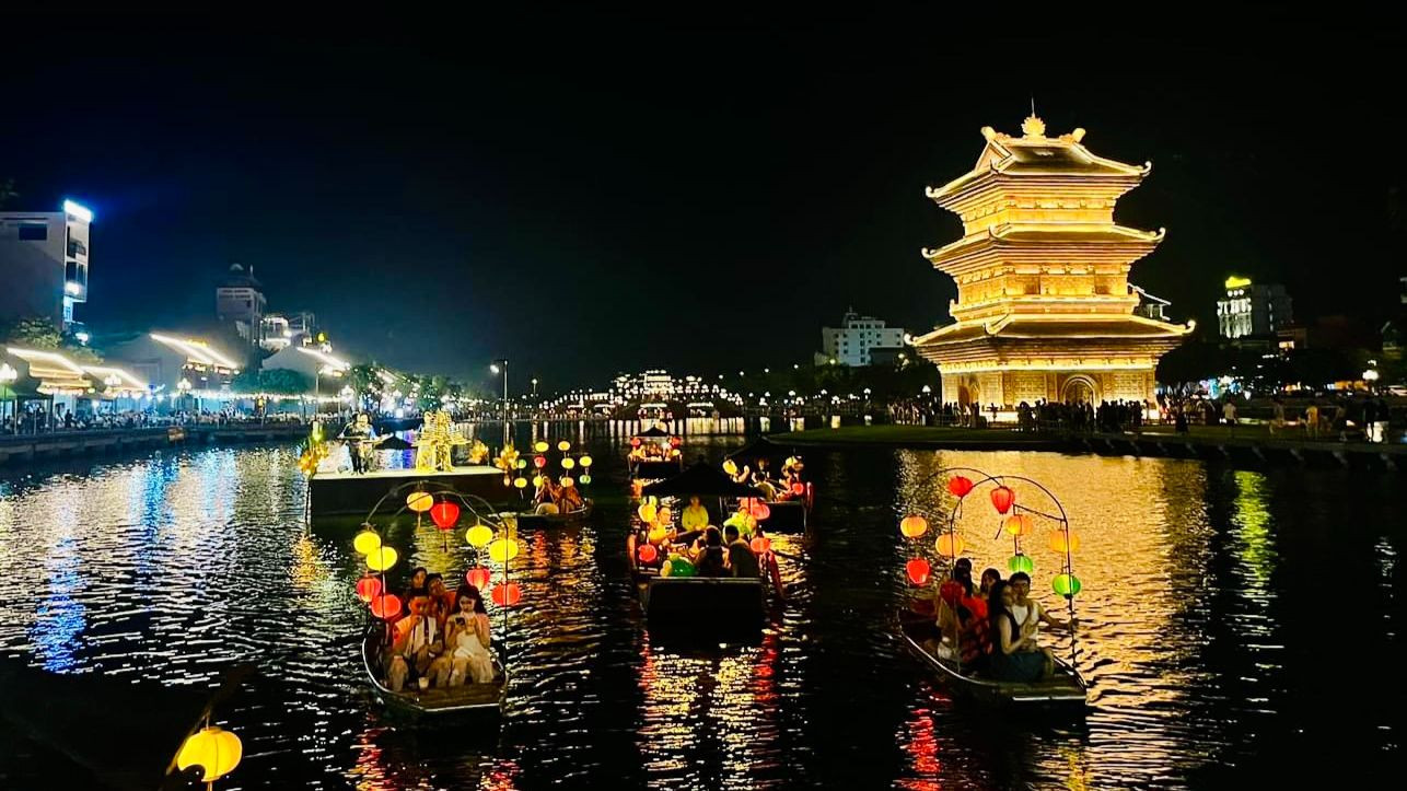 Trong những ngày đầu tiên của kỳ nghỉ lễ dài ngày, lượng khách đến Ninh Bình du lịch khá đông, song công tác đón tiếp khách diễn ra an toàn, chu đáo, để lại nhiều ấn tượng tốt đẹp trong lòng khách tham quan. Qua đó góp phần kích cầu du lịch Ninh Bình vào mùa thấp điểm, đồng thời tiếp tục lan tỏa hình ảnh vùng đất và con người Cố đô trên bản đồ du lịch trong nước và quốc tế. Trong những ngày đầu tiên của kỳ nghỉ lễ dài ngày, lượng khách đến Ninh Bình du lịch khá đông, song công tác đón tiếp khách diễn ra an toàn, chu đáo, để lại nhiều ấn tượng tốt đẹp trong lòng khách tham quan. Qua đó góp phần kích cầu du lịch Ninh Bình vào mùa thấp điểm, đồng thời tiếp tục lan tỏa hình ảnh vùng đất và con người Cố đô trên bản đồ du lịch trong nước và quốc tế.