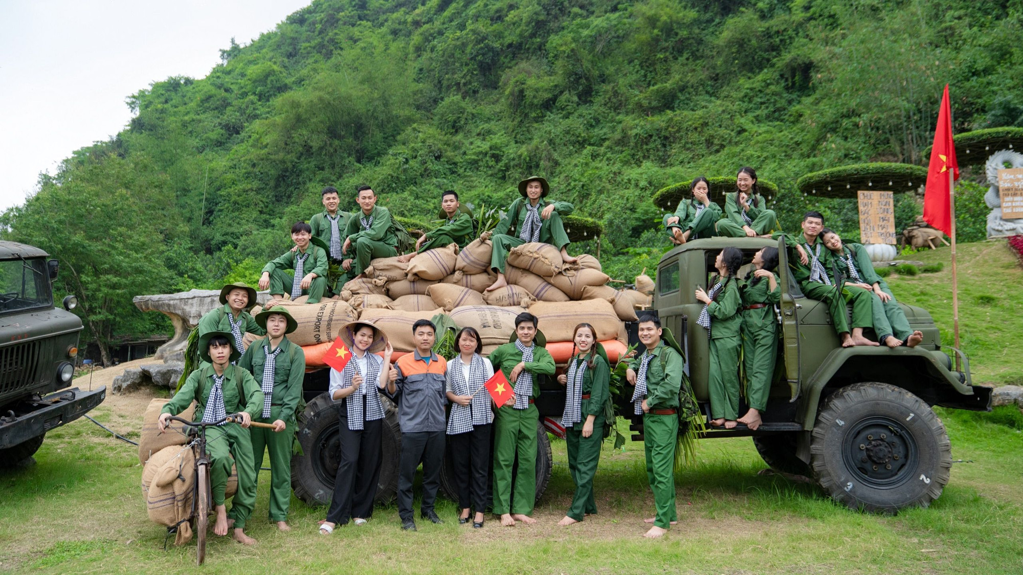 Trên diện tích 3.250m2, với chủ đề "Hướng về tháng 5 lịch sử", khu du lịch sinh thái Thung Nham tái hiện suốt cả tháng 5 những ký ức sống động của thời kỳ chiến tranh xưa. (Ảnh: Trường Huy) Trên diện tích 3.250m2, với chủ đề "Hướng về tháng 5 lịch sử", khu du lịch sinh thái Thung Nham tái hiện suốt cả tháng 5 những ký ức sống động của thời kỳ chiến tranh xưa. (Ảnh: Trường Huy)