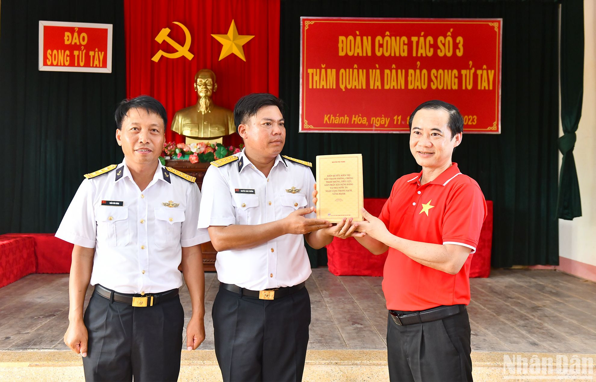 Cũng trong chuyến công tác, đồng chí Nguyễn Thái Học, Phó trưởng Ban Nội chính Trung ương đã trao tặng Vùng 4 Hải quân và các điểm đảo, nhà giàn cuốn sách của Tổng Bí thư Nguyễn Phú Trọng "Kiên quyết, kiên trì đấu tranh phòng, chống tham nhũng, tiêu cực, góp phần xây dựng Đảng và nhà nước ta ngày càng trong sạch, vững mạnh" với lời đề tặng của đồng chí Tổng Bí thư đến các điểm đảo và nhà giàn.
