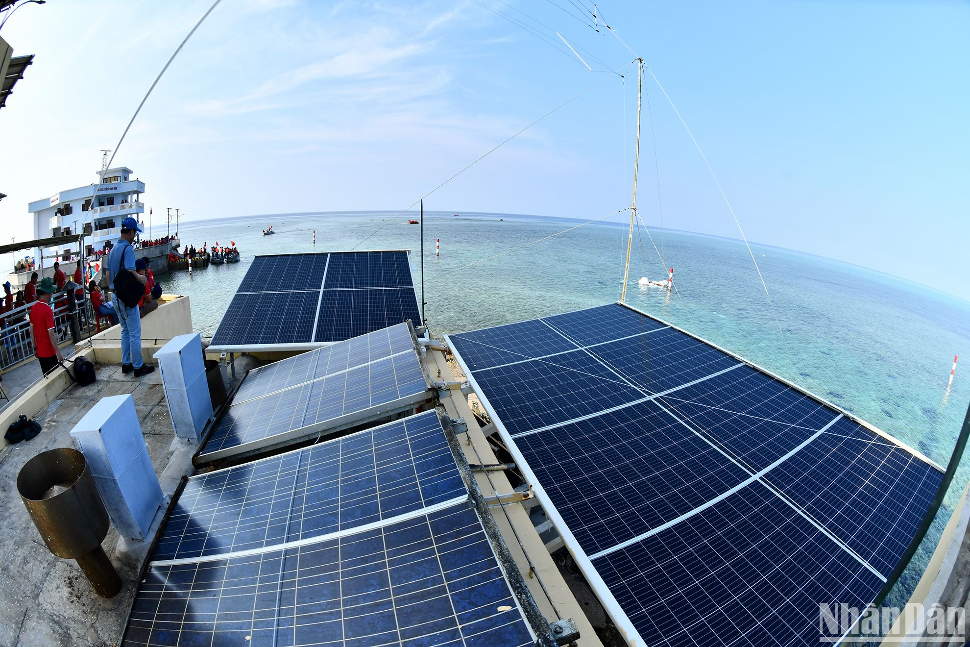 Khơi nguồn điện xanh trên đảo Cô Lin.