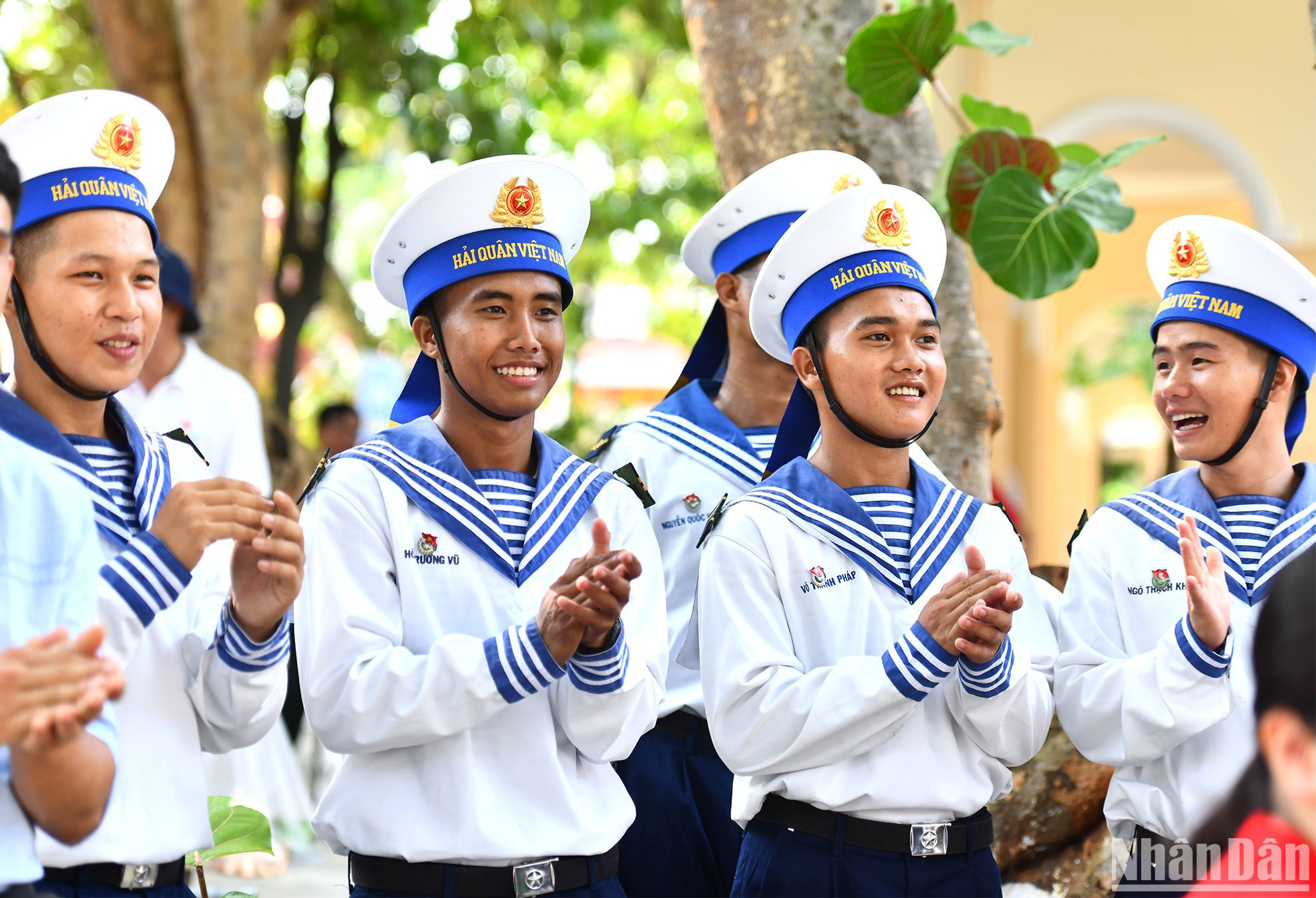 Các tiết mục văn nghệ mang đến niềm vui, món ăn tinh thần quý giá cho cán bộ, chiến sĩ đang ngày đêm bảo vệ chủ quyền biển đảo.