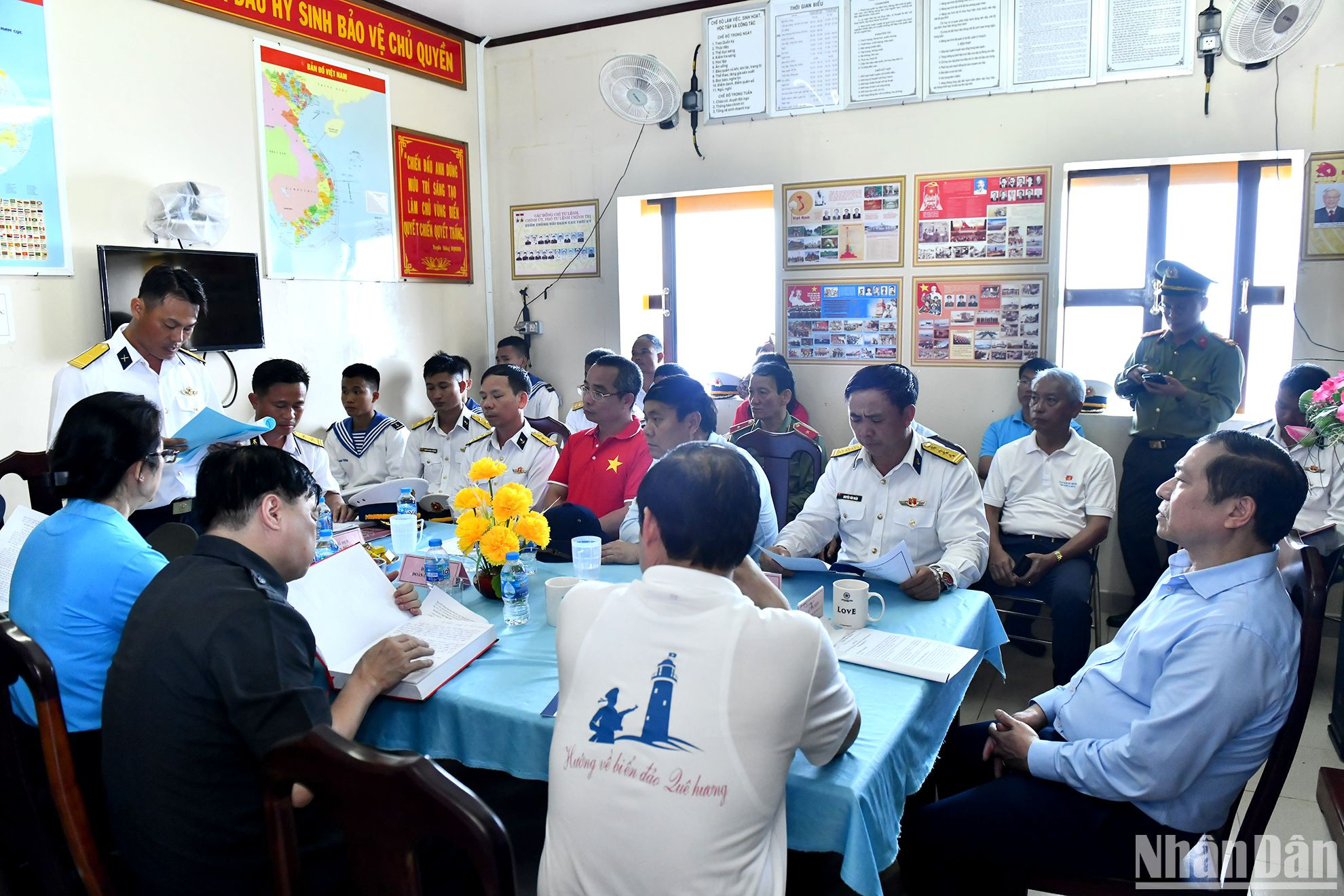 Đoàn công tác số 3 thăm, động viên cán bộ, chiến sĩ Nhà giàn DK1/12.