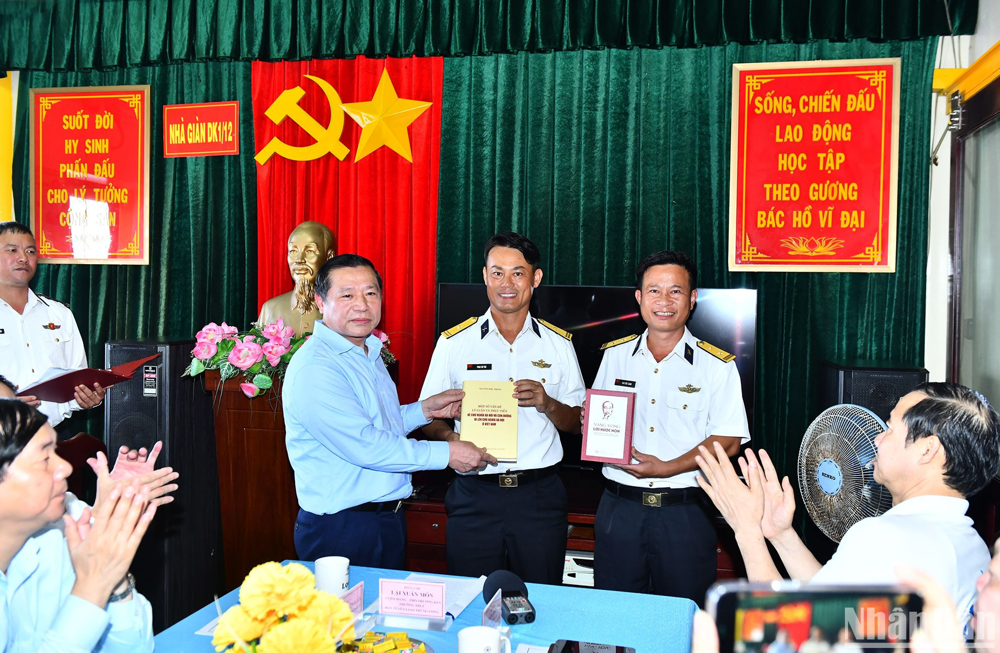 Điểm nhấn trong hoạt động của Đoàn công tác số 3 là lãnh đạo Ban Tuyên giáo Trung ương đã trao tặng Vùng 4 Hải quân và các điểm đảo, nhà giàn Bộ sách "Vang vọng lời nước non" - biên tập 12 tác phẩm chính, cốt lõi về tư tưởng Hồ Chí Minh và cuốn sách "Một số vấn đề lý luận, thực tiễn con đường đi lên chủ nghĩa xã hội ở Việt Nam".