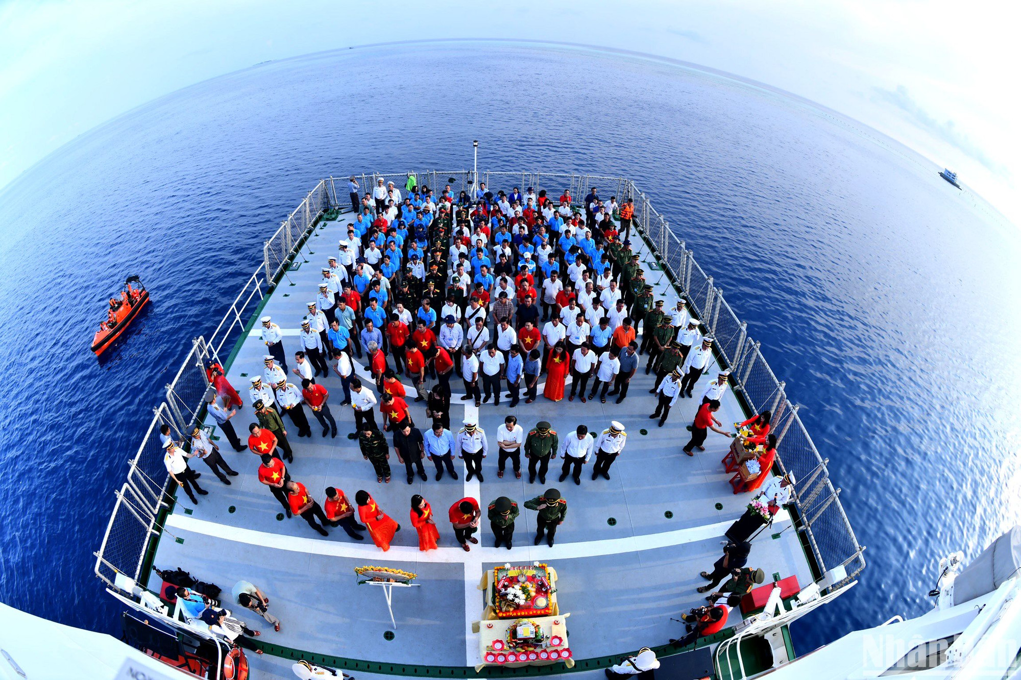 Hình ảnh xúc động tại lễ tưởng niệm, tri ân các cán bộ, chiến sĩ đã hy sinh vì sự nghiệp bảo vệ chủ quyền biển, đảo khu vực biển Cô Lin, Len Đao, Gạc Ma.