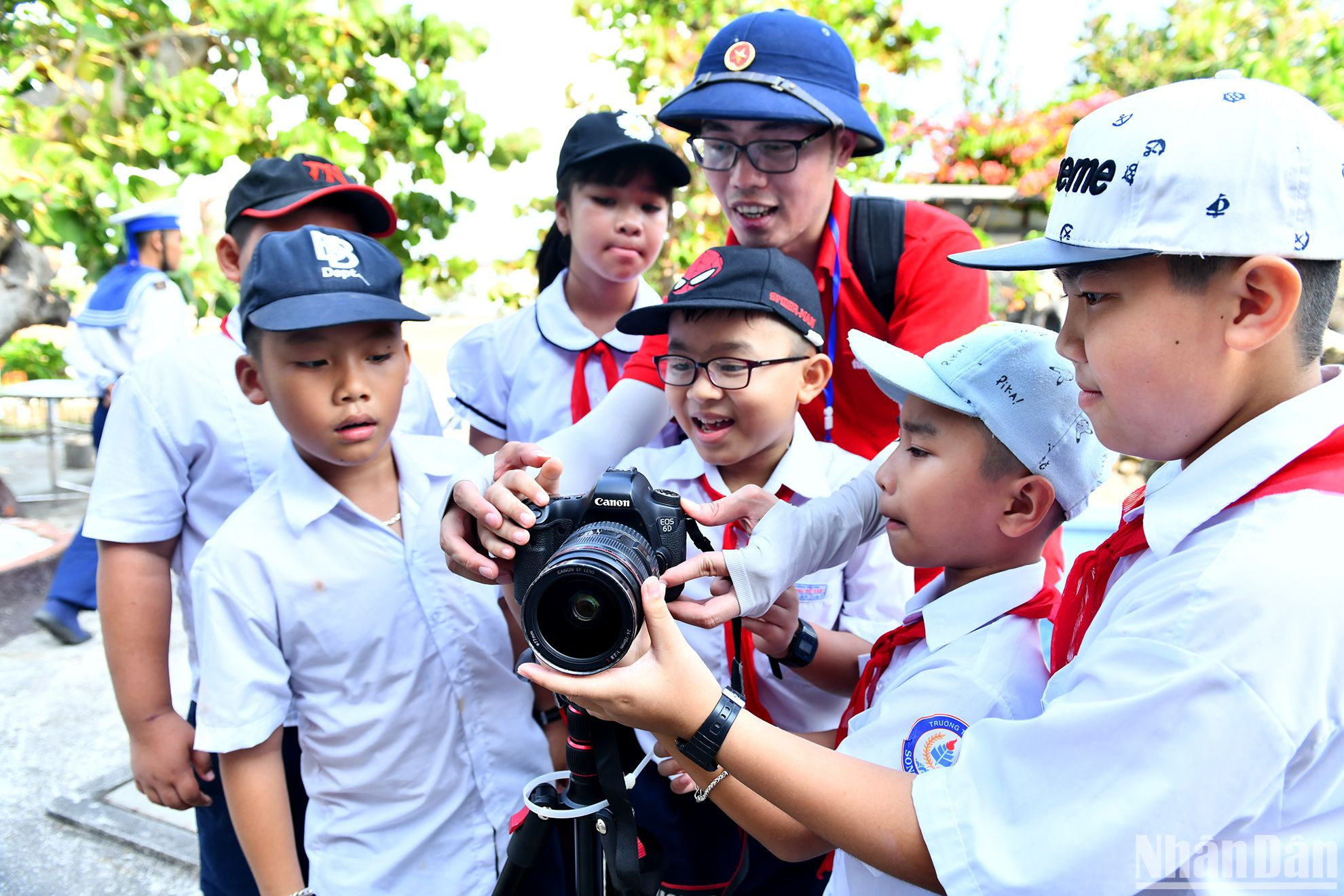 Các cháu học sinh trên đảo xa lần đầu tập làm phóng viên, nhà báo.