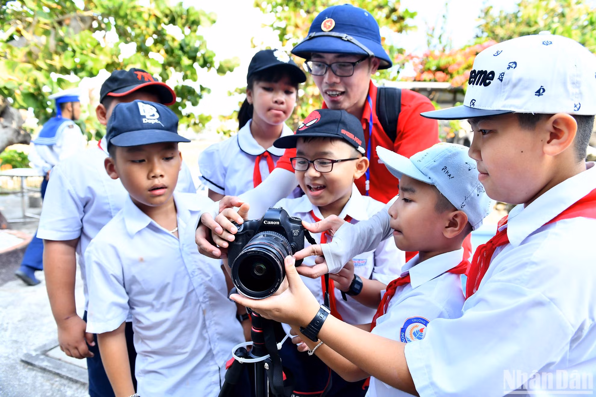 Các cháu học sinh trên đảo xa lần đầu tập làm phóng viên, nhà báo.