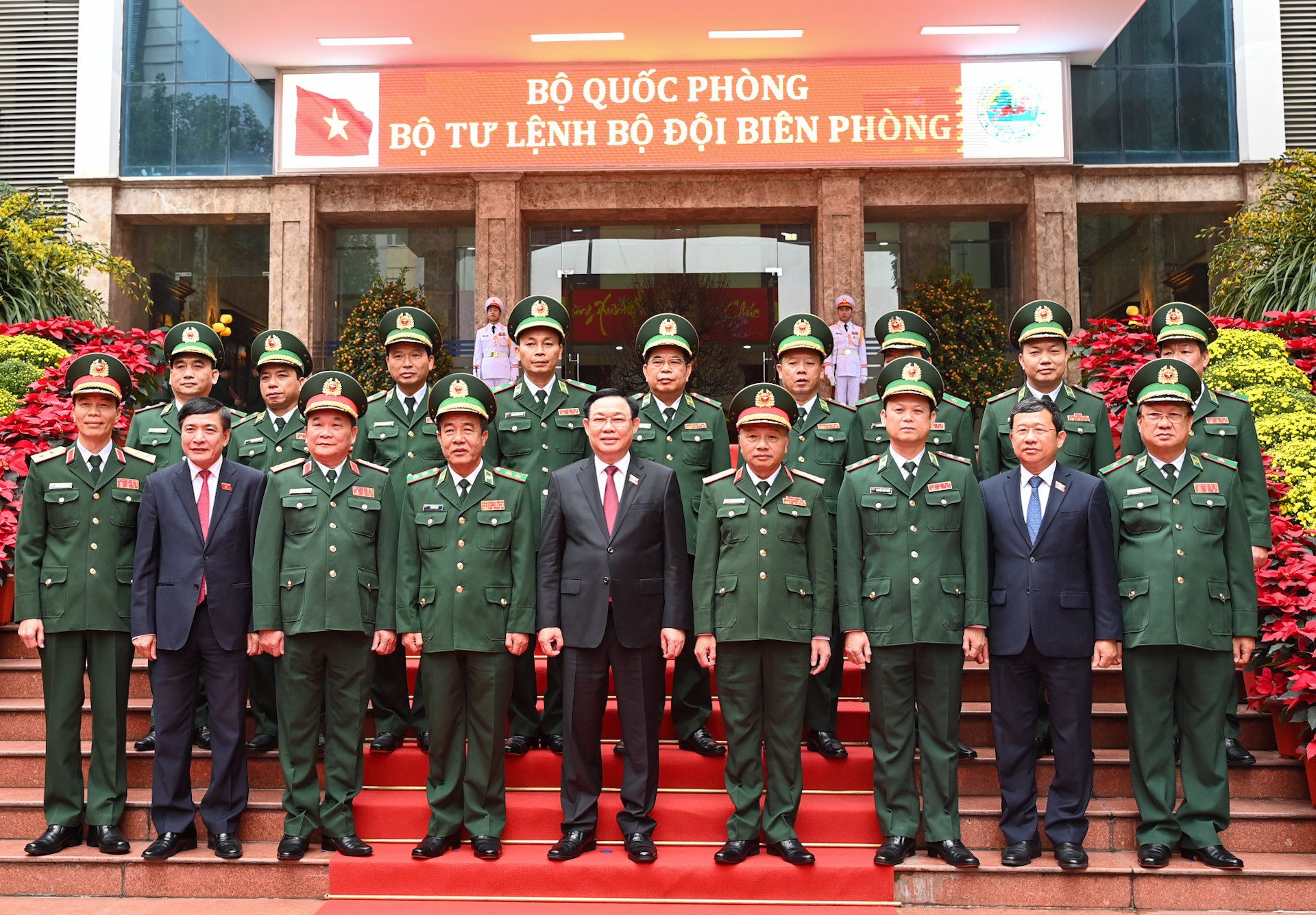 Chủ tịch Quốc hội Vương Đình Huệ cùng các đại biểu với lãnh đạo, sĩ quan chỉ huy Bộ Tư lệnh Bộ đội Biên phòng.