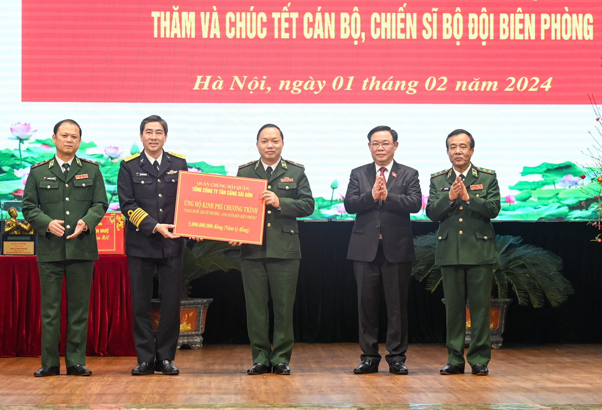 Đại diện Tổng Công ty Tân Cảng Sài Gòn trao ủng hộ kinh phí chương trình “Nâng bước em tới trường - con nuôi đồn biên phòng” cho Bộ Tư lệnh Bộ đội Biên phòng.