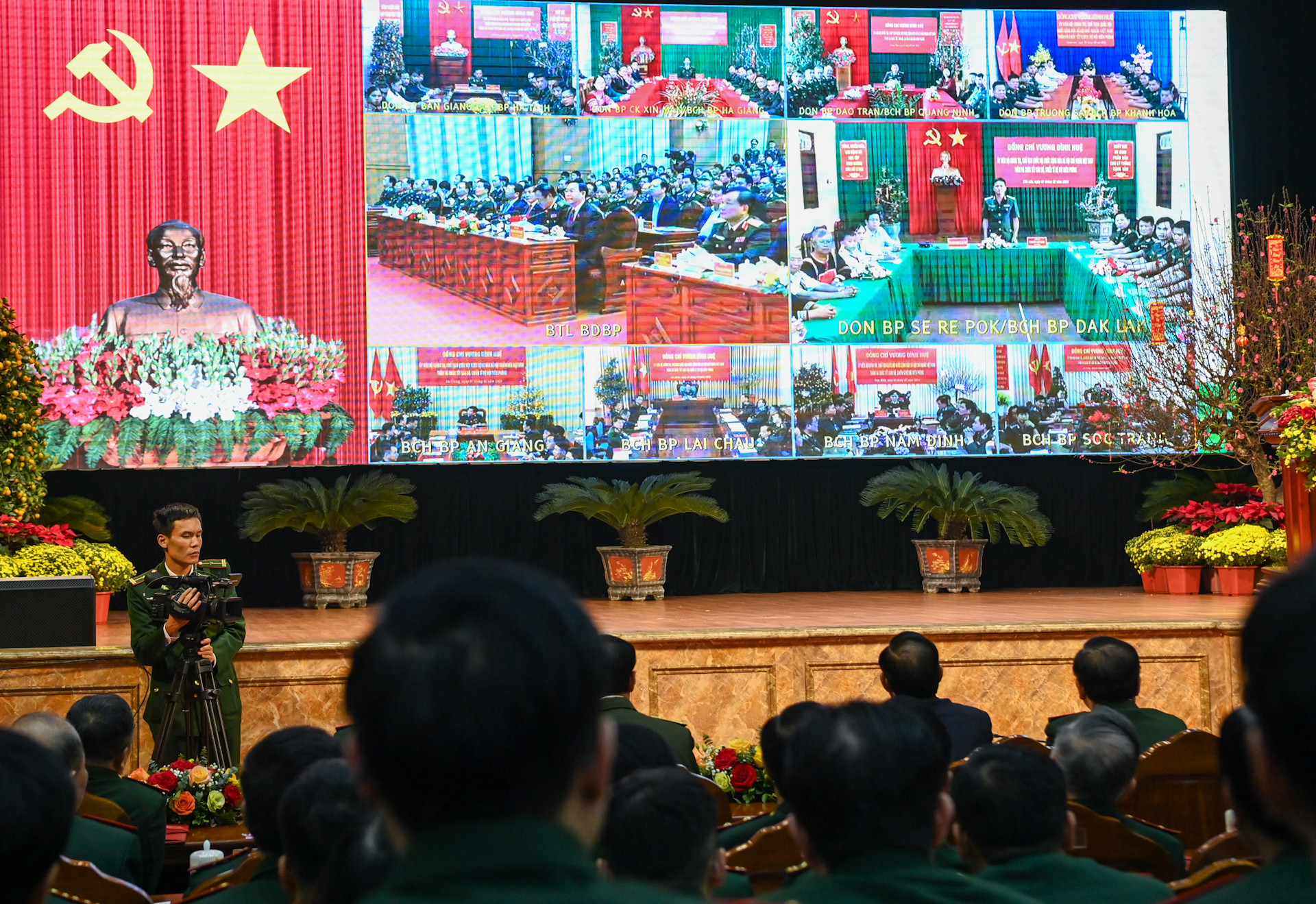 Đại diện các đồn biên phòng báo cáo với Chủ tịch Quốc hội.