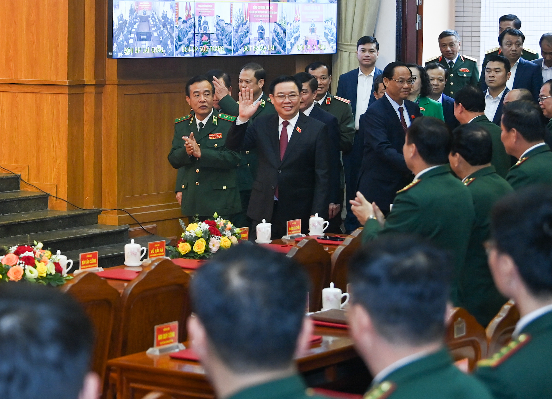 Chủ tịch Quốc hội Vương Đình Huệ thăm, chúc Tết tại Bộ Tư lệnh Bộ đội Biên phòng.