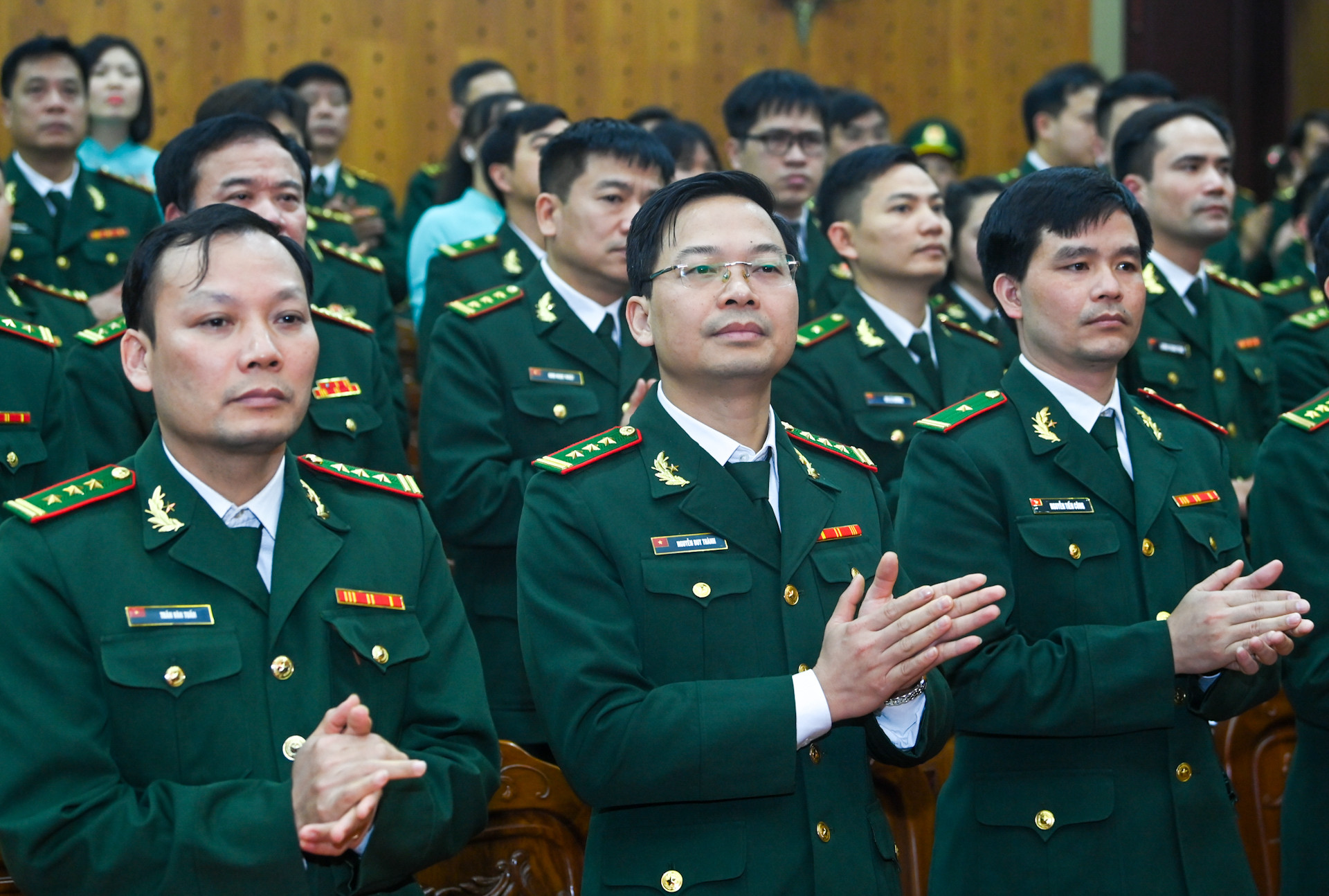 Cán bộ, chiến sĩ bộ đội biên phòng tham dự chương trình.