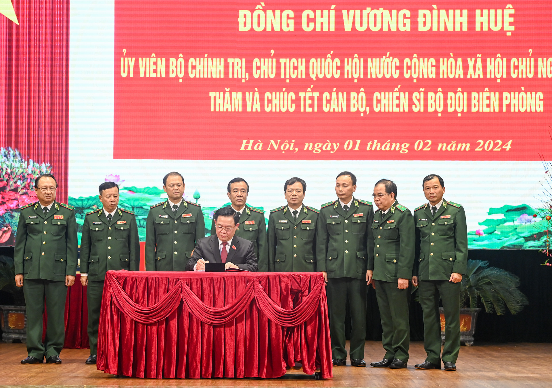 Chủ tịch Quốc hội Vương Đình Huệ ghi sổ vàng truyền thống của Bộ Tư lệnh Bộ đội Biên phòng.