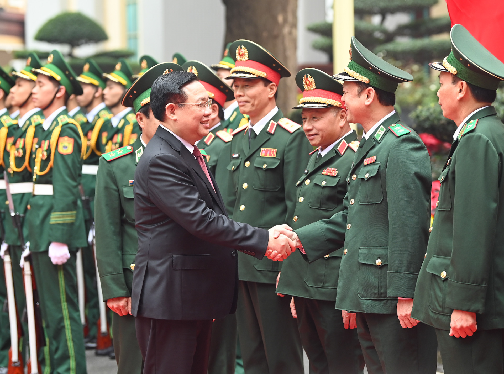 Chủ tịch Quốc hội Vương Đình Huệ với lãnh đạo, sĩ quan chỉ huy Bộ Tư lệnh Bộ đội Biên phòng.