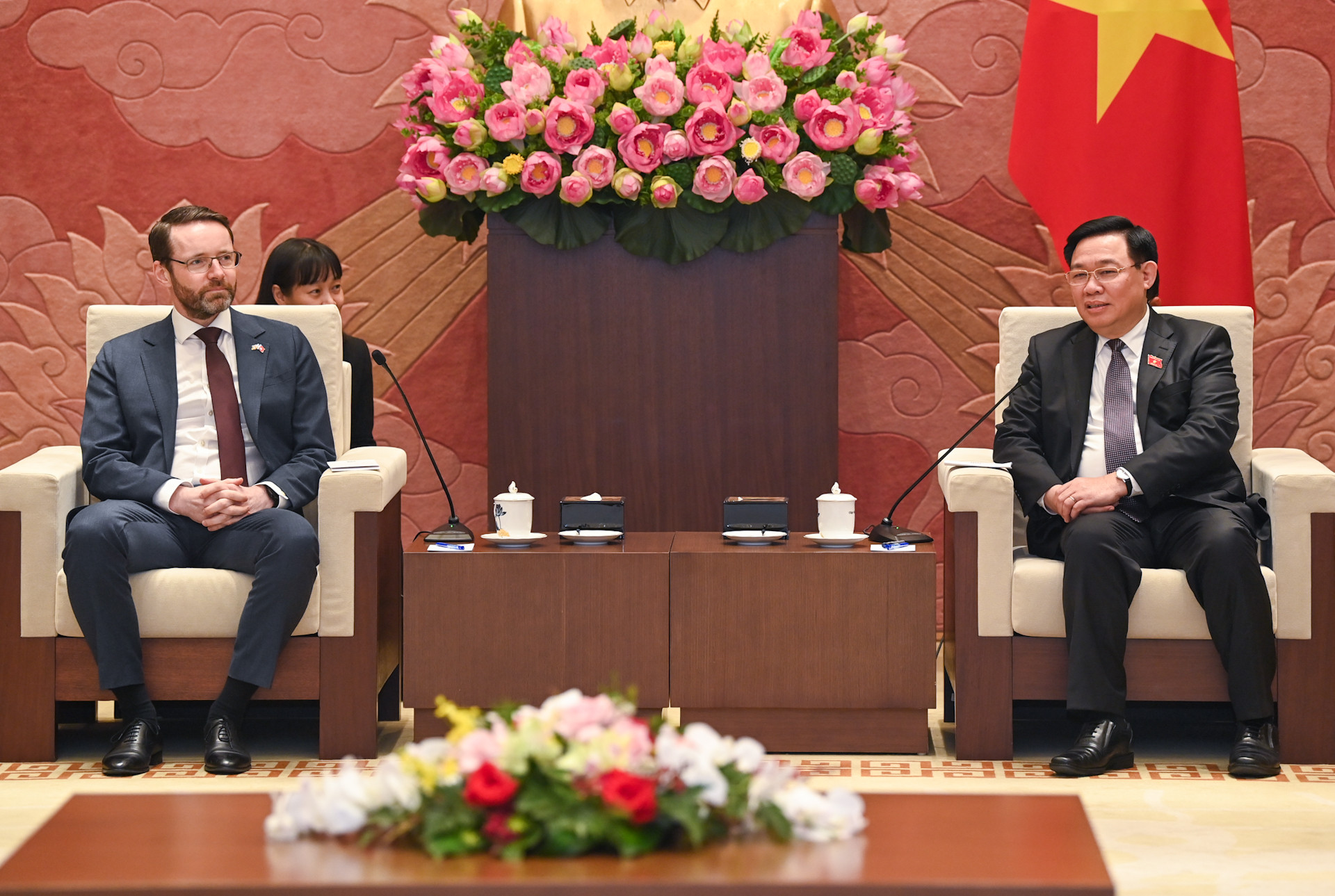 Chủ tịch Quốc hội Vương Đình Huệ và Đại sứ Vương quốc Anh Iain Frew tại buổi tiếp. Chủ tịch Quốc hội Vương Đình Huệ và Đại sứ Vương quốc Anh Iain Frew tại buổi tiếp.