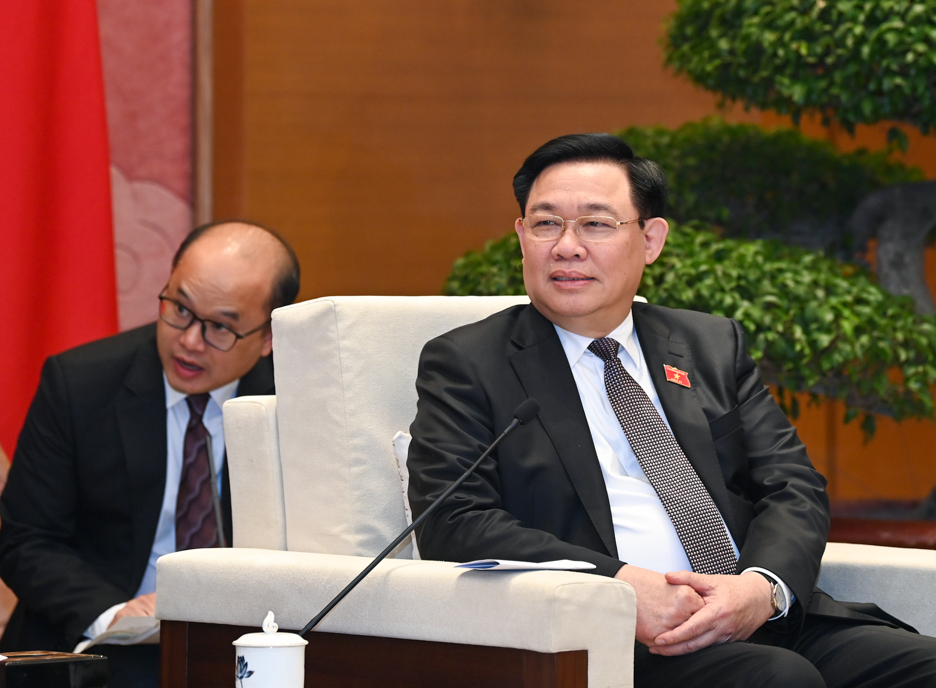 Chủ tịch Quốc hội Vương Đình Huệ phát biểu tại buổi tiếp Đại sứ Vương quốc Anh. Chủ tịch Quốc hội Vương Đình Huệ phát biểu tại buổi tiếp Đại sứ Vương quốc Anh.