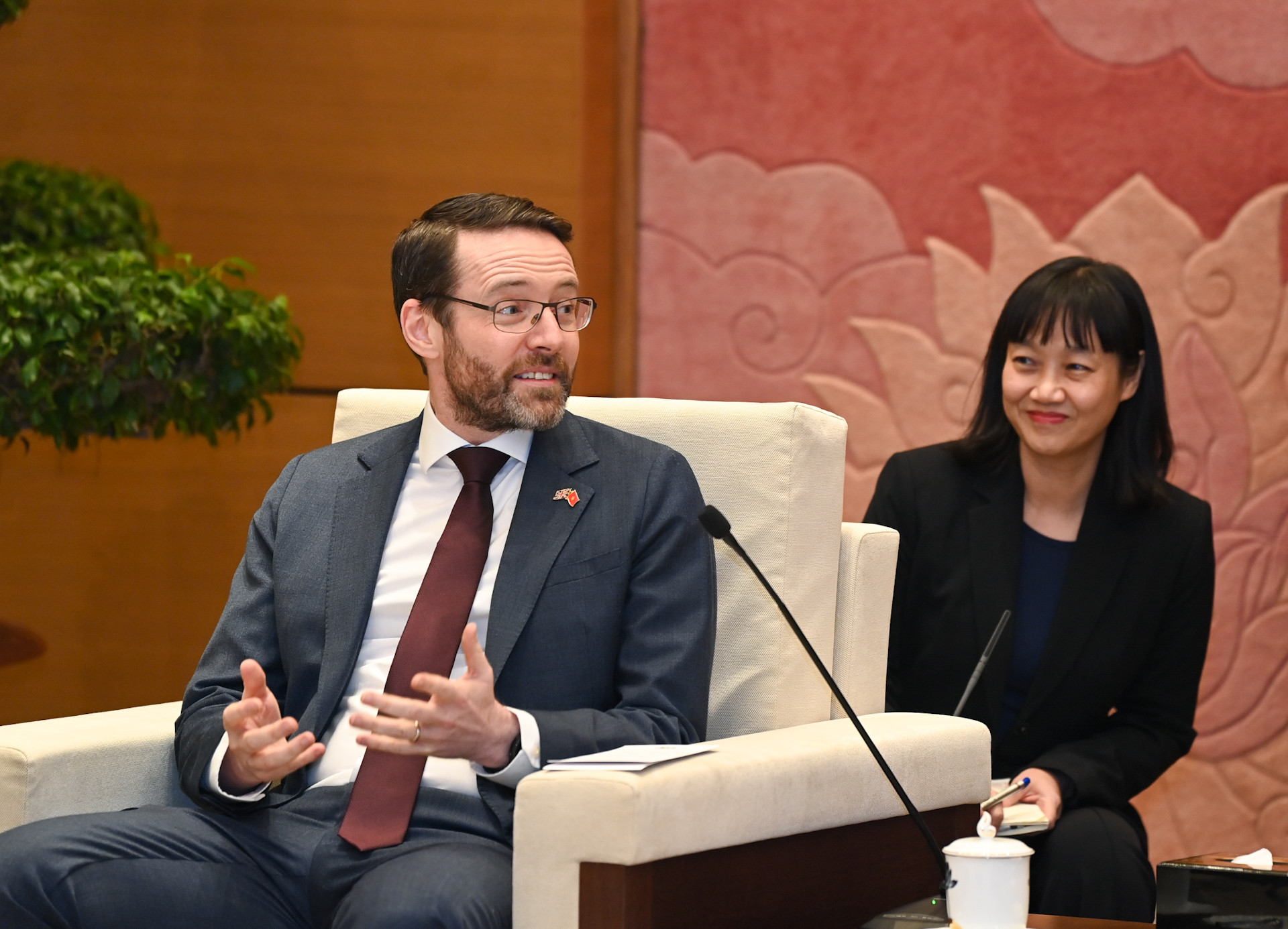 Đại sứ Vương quốc Anh Iain Frew phát biểu tại buổi tiếp. Đại sứ Vương quốc Anh Iain Frew phát biểu tại buổi tiếp.