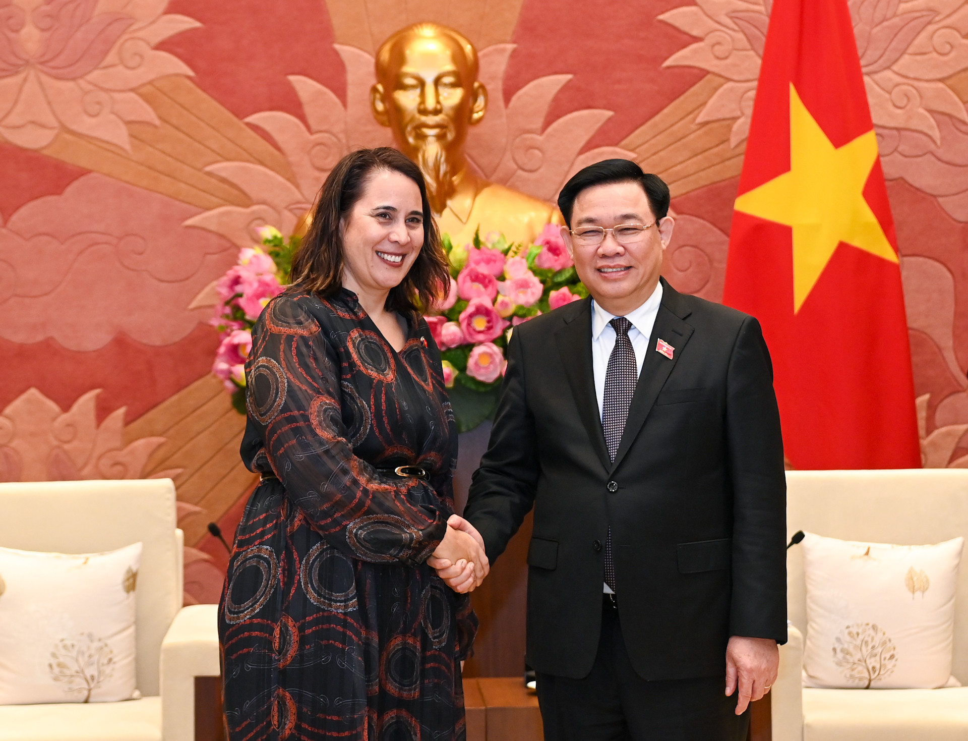 Chủ tịch Quốc hội Vương Đình Huệ và Đại sứ New Zealand Tredene Dobson tại buổi tiếp. Chủ tịch Quốc hội Vương Đình Huệ và Đại sứ New Zealand Tredene Dobson tại buổi tiếp.